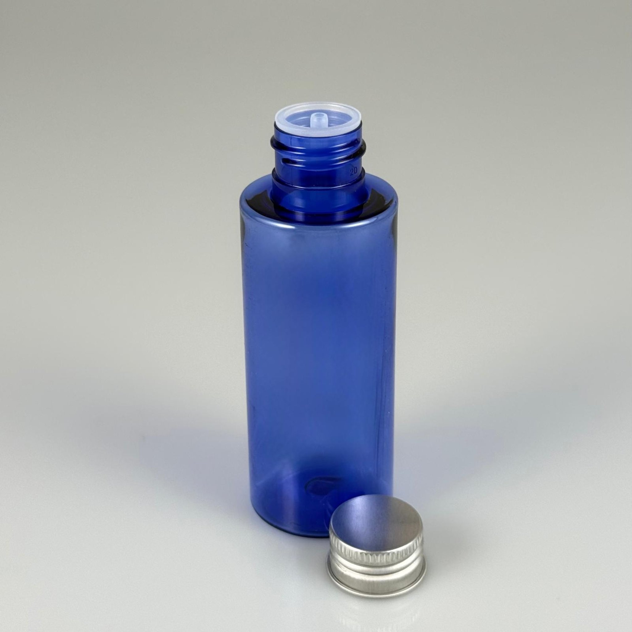 100 CC MAVİ SİLİNDİR KESKİN KÜT MODEL SERT PET ŞİŞE (17 GR - 24 AĞIZ ) + KÖPÜK COMTALI GÜMÜŞ METAL ALÜMİNYUM KAPAK + KOLONYTA TIPALI TAKIM - 100 ML KAPAKLI MAVİ PET ŞİŞELER