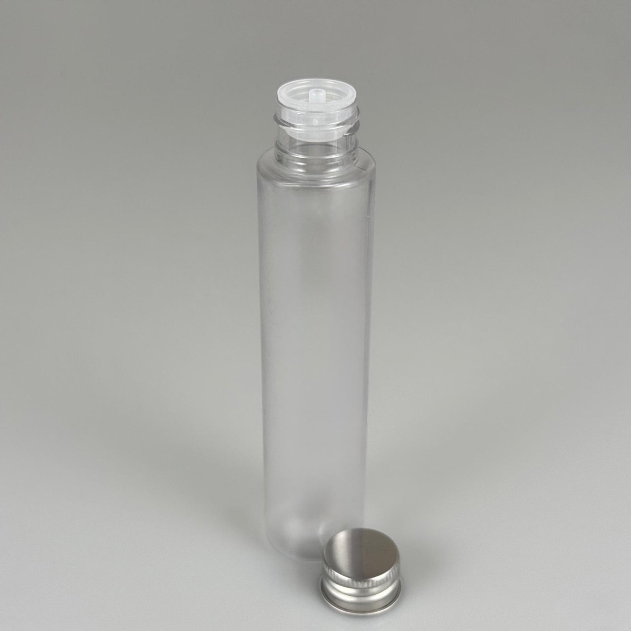 100 CC UZUN SİLİNDİR BUĞULU PET ŞİŞE ( 24 GR - 24 AĞIZ ) + KÖPÜK CONTALI GÜMÜŞ METAL ALÜMİNYUM KAPAK + KOLONYA TIPALI TAKIM - 100 ML BİBERİYE SUYU, LAVANTA YAĞI, SAÇ SERUM, TONİK VB İÇİN PLASTİK KOZMETİK AMBALAJLARI