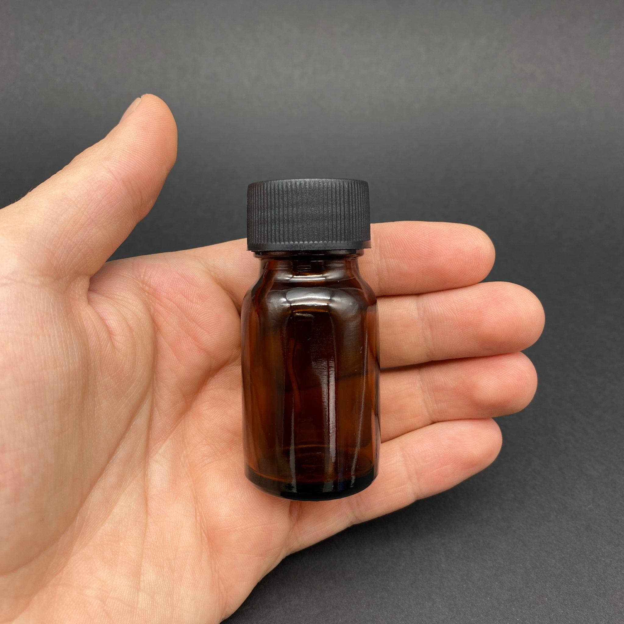 20 CC AMBER CAM ŞİŞE - SİYAH PLASTİK KAPAKLI - 20 ML KAHVERENGİ BOŞ ŞURUP ŞİŞESİ (AĞIZ ÇAPI 25 MM) - 20 ML ECZA ŞİŞESİ