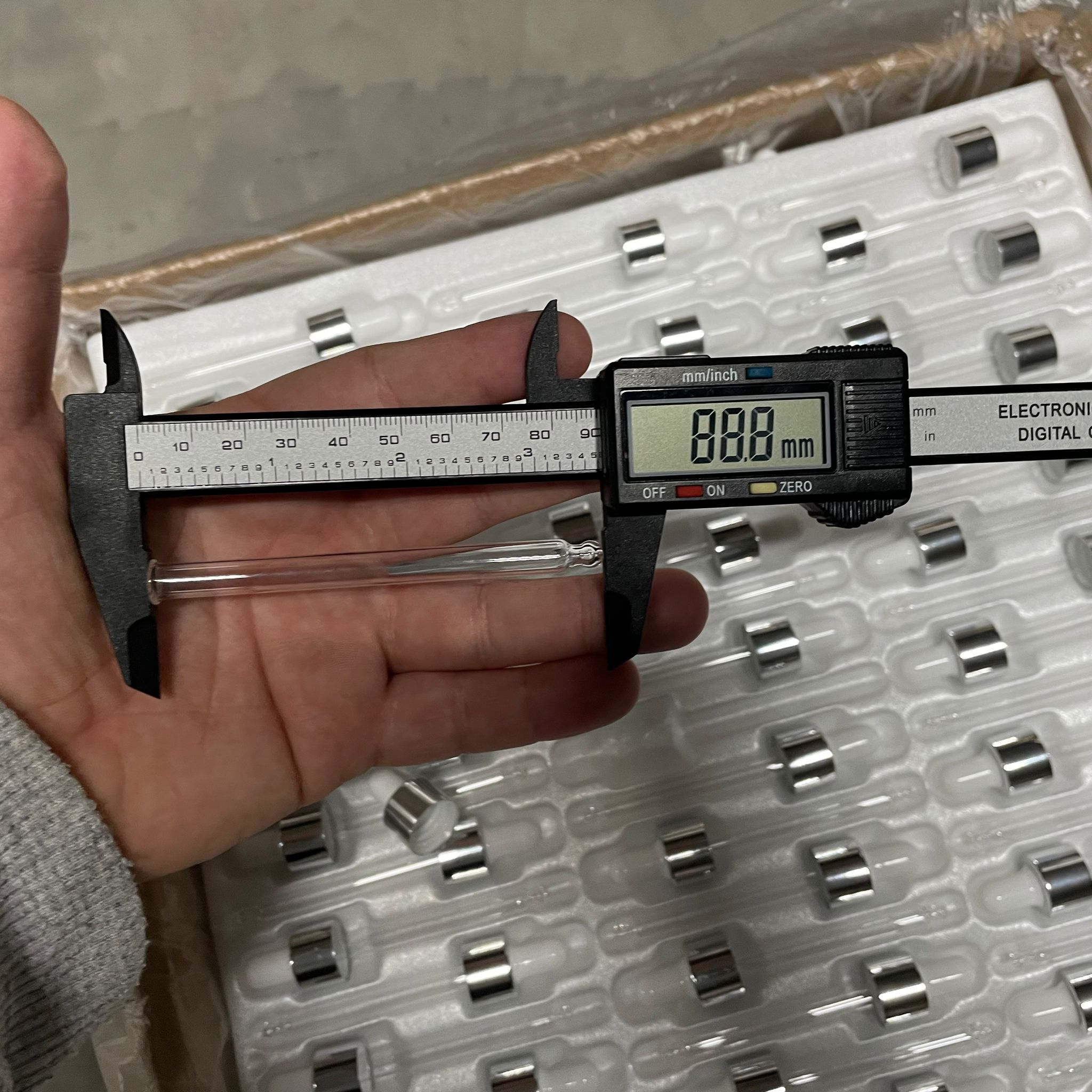 18 MM CAM DAMLALIK TAKIM (TAKILI VE DİZİLİ HALDE)  - 50 CC İÇİN BEYAZ EMZİK + GÜMÜŞ METAL KAPAK + 89 MM CAM PİPET - 50 CC DROPPER ŞİŞE İÇİN DAMLALIK TAKIMI