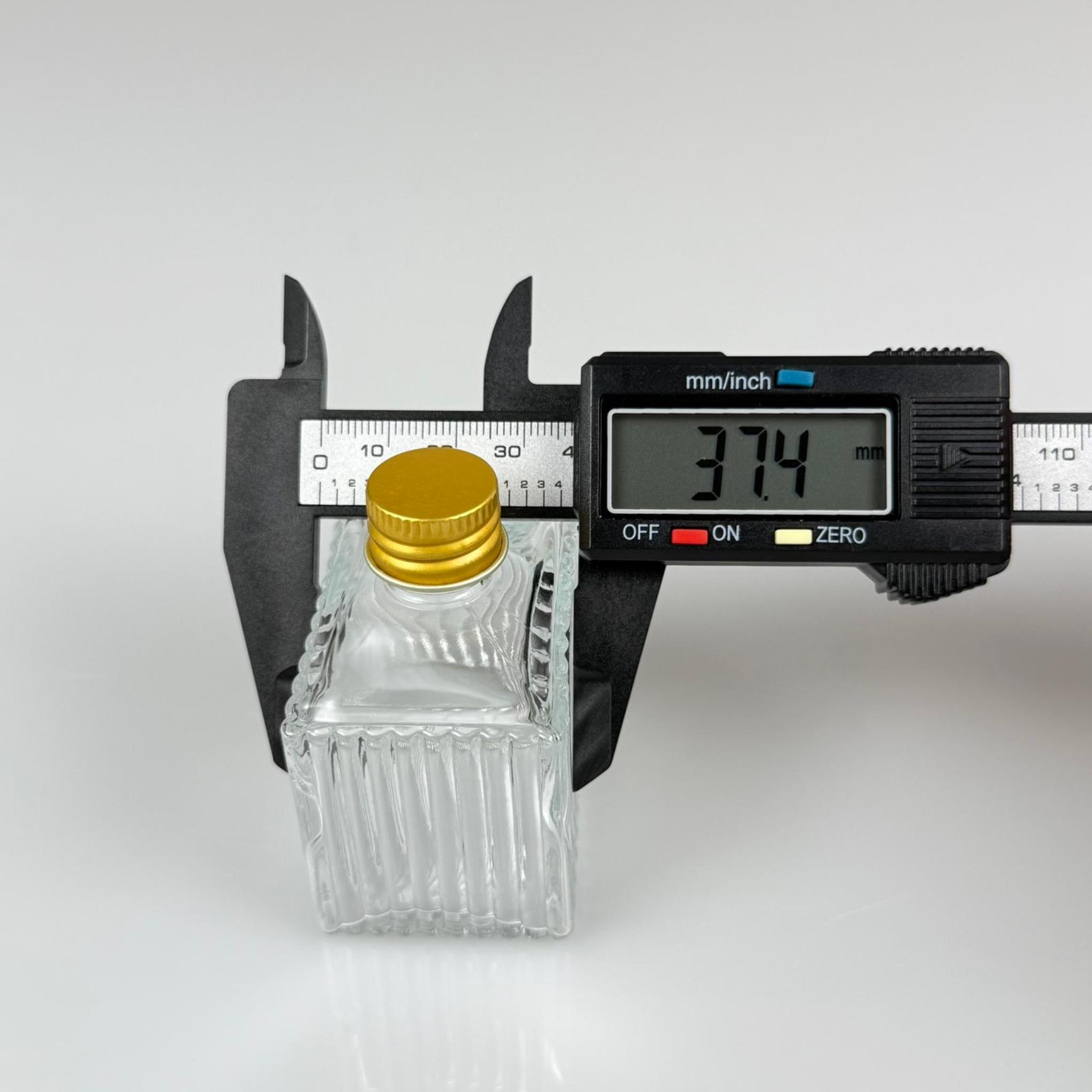 50 CC KÖŞELİ DESENLİ ÇİZGİLİ CAM ŞİŞE - GOLD METAL KAPAKLI - 50 ML PRESTİJLİ ŞİŞE