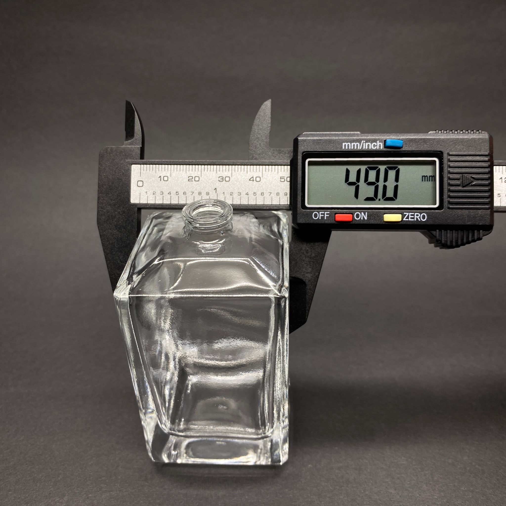 100 ML KÖŞELİ KONİK MODEL PRİZMA PARFÜM ŞİŞESİ - SİYAH METAL SPREYLİ (AĞIZ 15 MM GEÇME KOLAY KAPAMA)