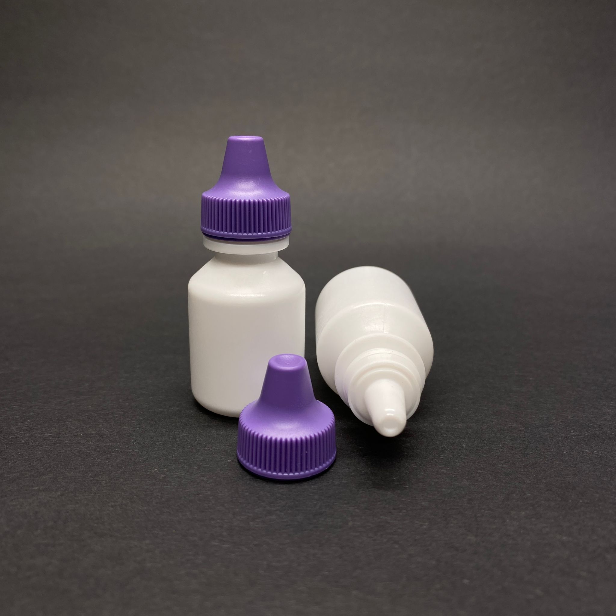 5 CC GÖZ DAMLASI ŞİŞESİ BEYAZ - AKITICILI - MORKAPAKLI - 5 ML DAMLALIKLI PLASTİK ŞİŞE - KOZMETİK AMBALAJ - DAMLALIKLI BOŞ ŞİŞE (SİLME 12 CC ALIR ÇALKALAMA PAYI BIRAKILMIŞTIR)
