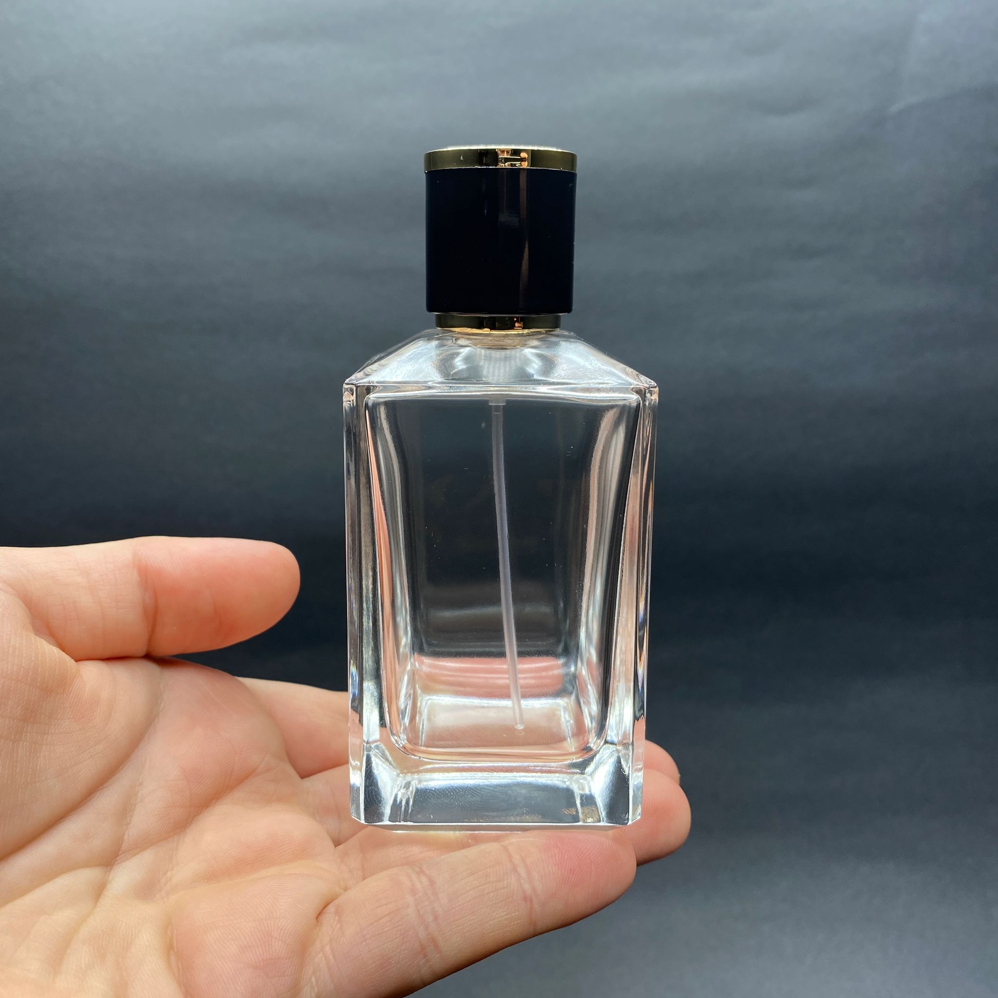 100 ML KÖŞELİ KONİK MODEL PRİZMA PARFÜM ŞİŞESİ - SİYAH METAL SPREYLİ + GOLD SİYAH KAPAKLI (AĞIZ 15 MM GEÇME KOLAY KAPAMA)
