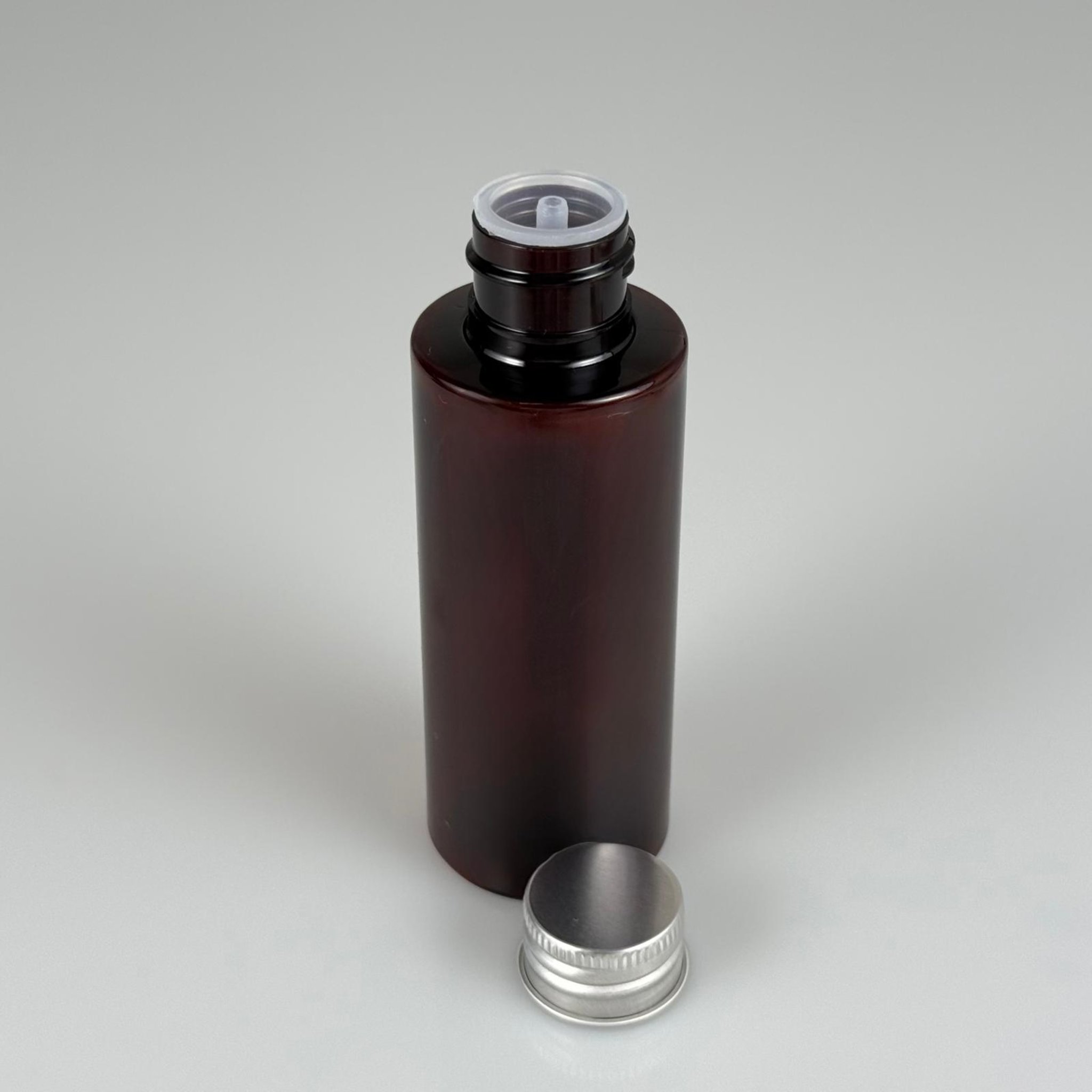100 CC AMBER SİLİNDİR KESKİN KÜT MODEL SERT PET ŞİŞE (17 GR - 24 AĞIZ ) + KÖPÜK CONTALI GÜMÜŞ METAL ALÜMİNUM KAPAKLI + KOLONYA TIPALI TAKIM - 100 ML KAPAKLI AMBER PLASTİK ŞİŞELER