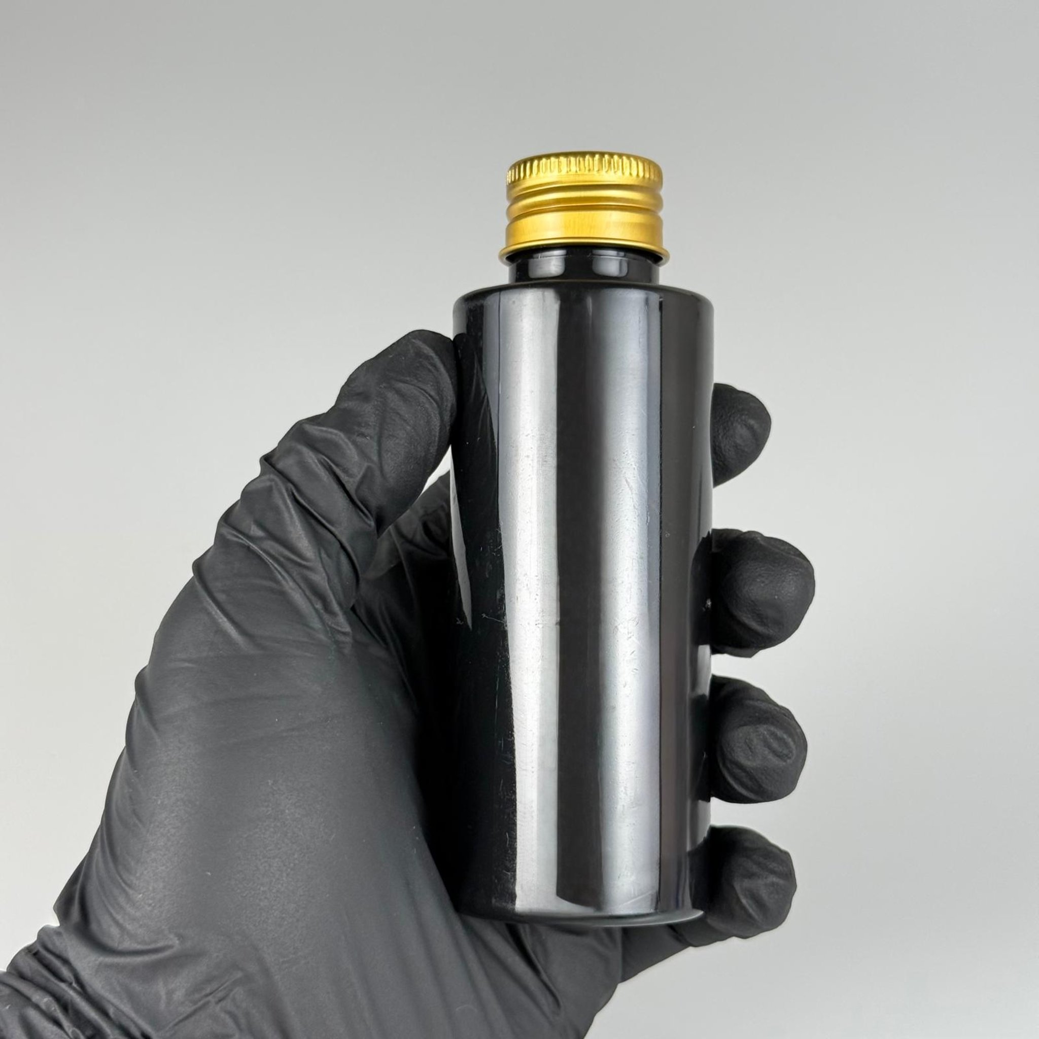 100 CC SİYAH SİLİNDİR KESKİN KÜT MODEL SERT PET ŞİŞE ( 17 GR - 24 AĞIZ ) + KÖPÜK CONTALI GOLD METAL ALÜMİNYUM KAPAK + KOLONYA TIPALI TAKIM - 100 ML KAPAKLI SİYAH PLASTİK ŞİŞELER