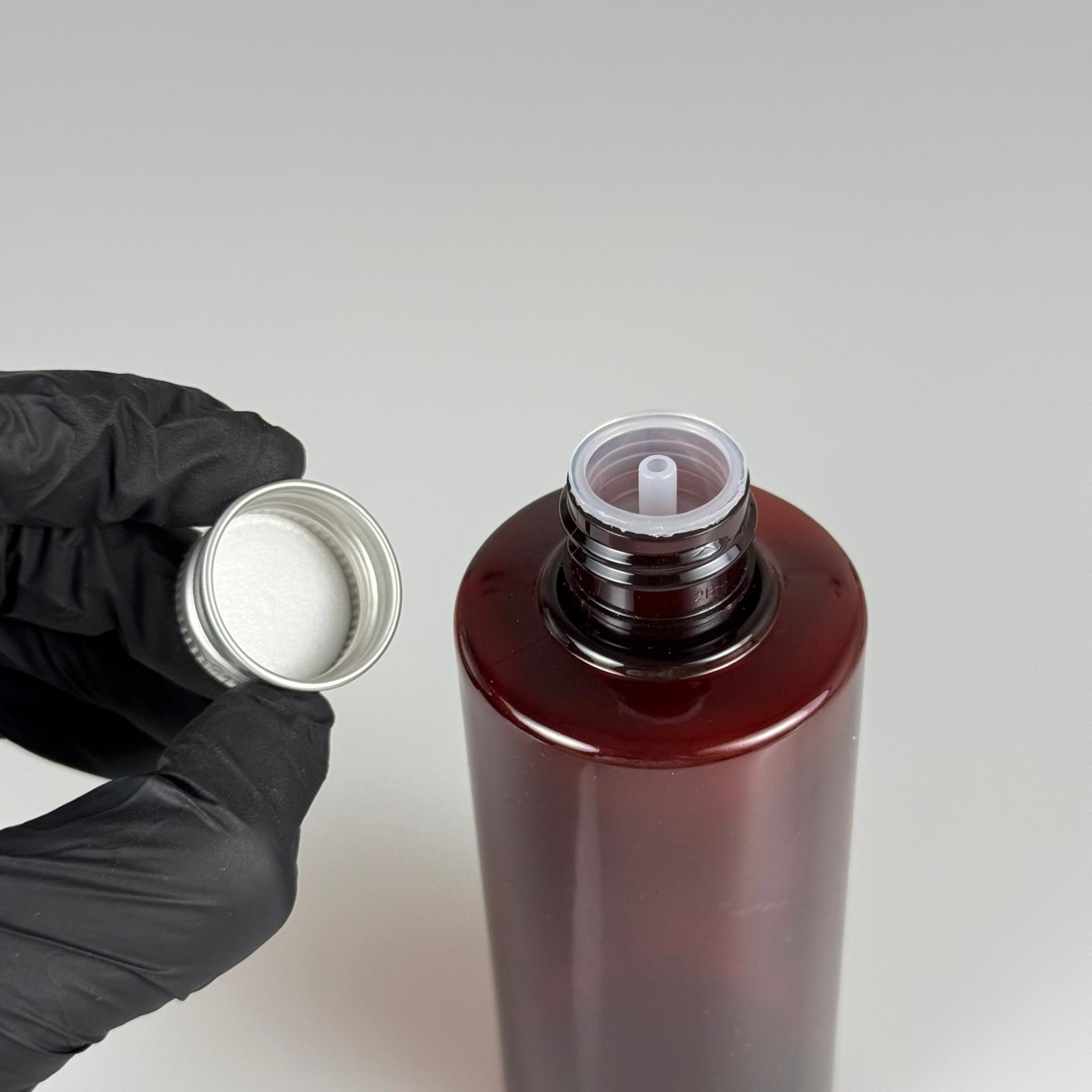 200 CC AMBER SİLİNDİR KESKİN KÜT MODEL SERT PET ŞİŞE (25 GR - 24 AĞIZ ) + KÖPÜK CONTALI GÜMÜŞ METAL ALÜMİNYUM KAPAKLI + KOLONYA TIPALI TAKIM - 200 ML KAPAKLI KAHVERENGİ PET ŞİŞELER