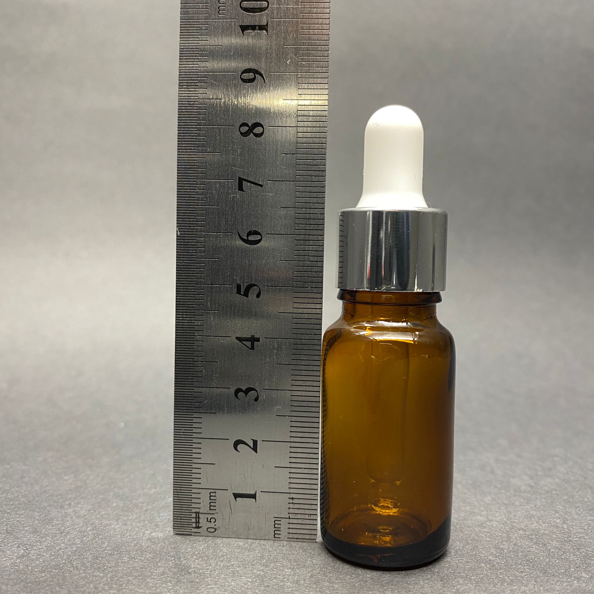 10 CC AMBER CAM DAMLALIKLI ŞİŞE - BEYAZ EMZİK - GÜMÜŞ METALİK KAPAK - 10 ML KAHVERENGİ CAM DAMLALIKLI ŞİŞE