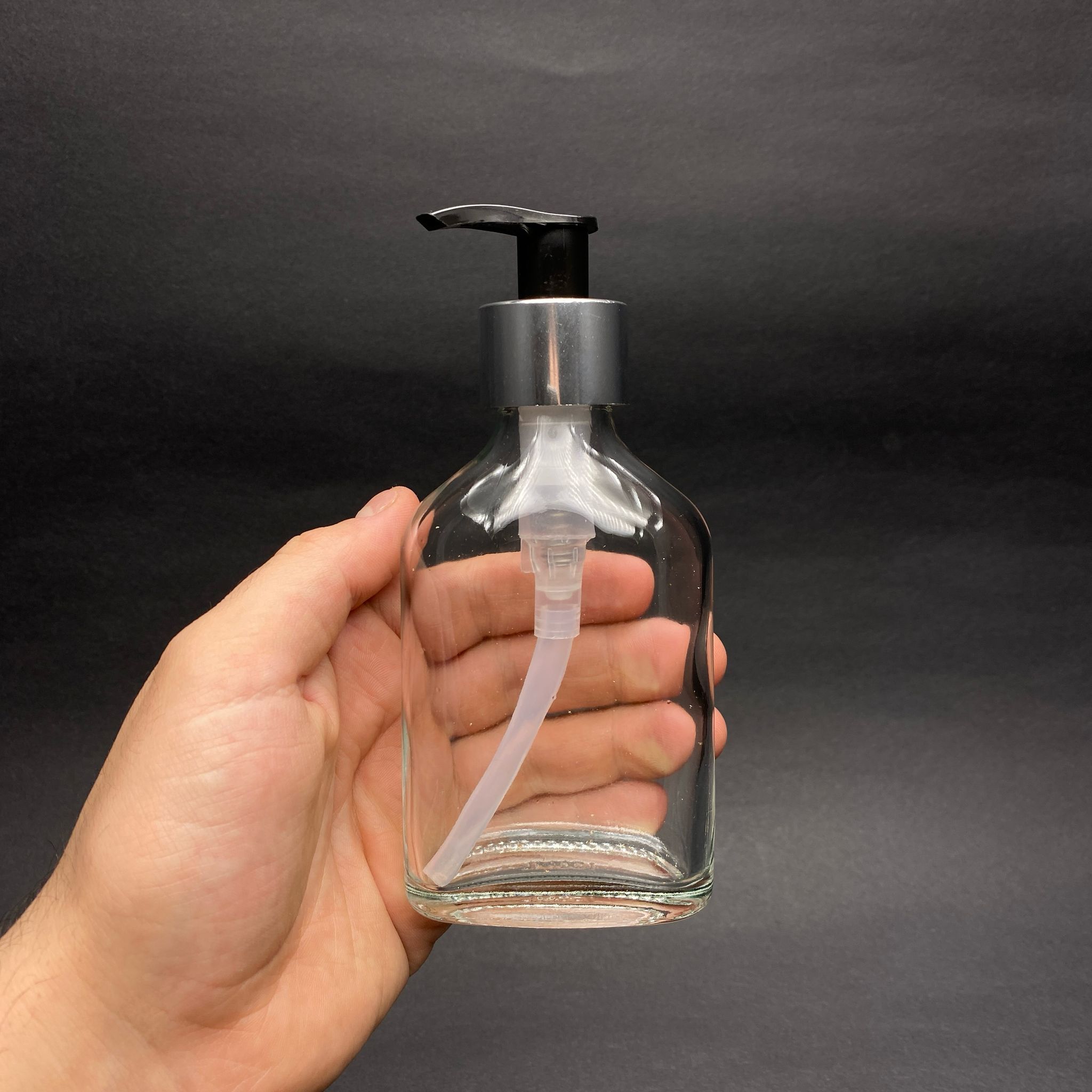 100 CC YASSI CAM ŞİŞE - GÜMÜŞ POMPALI  - 100 ML SIVI SABUN POMPALI YASSI CAM ŞİŞE , CAM TONİK ŞİŞESİ