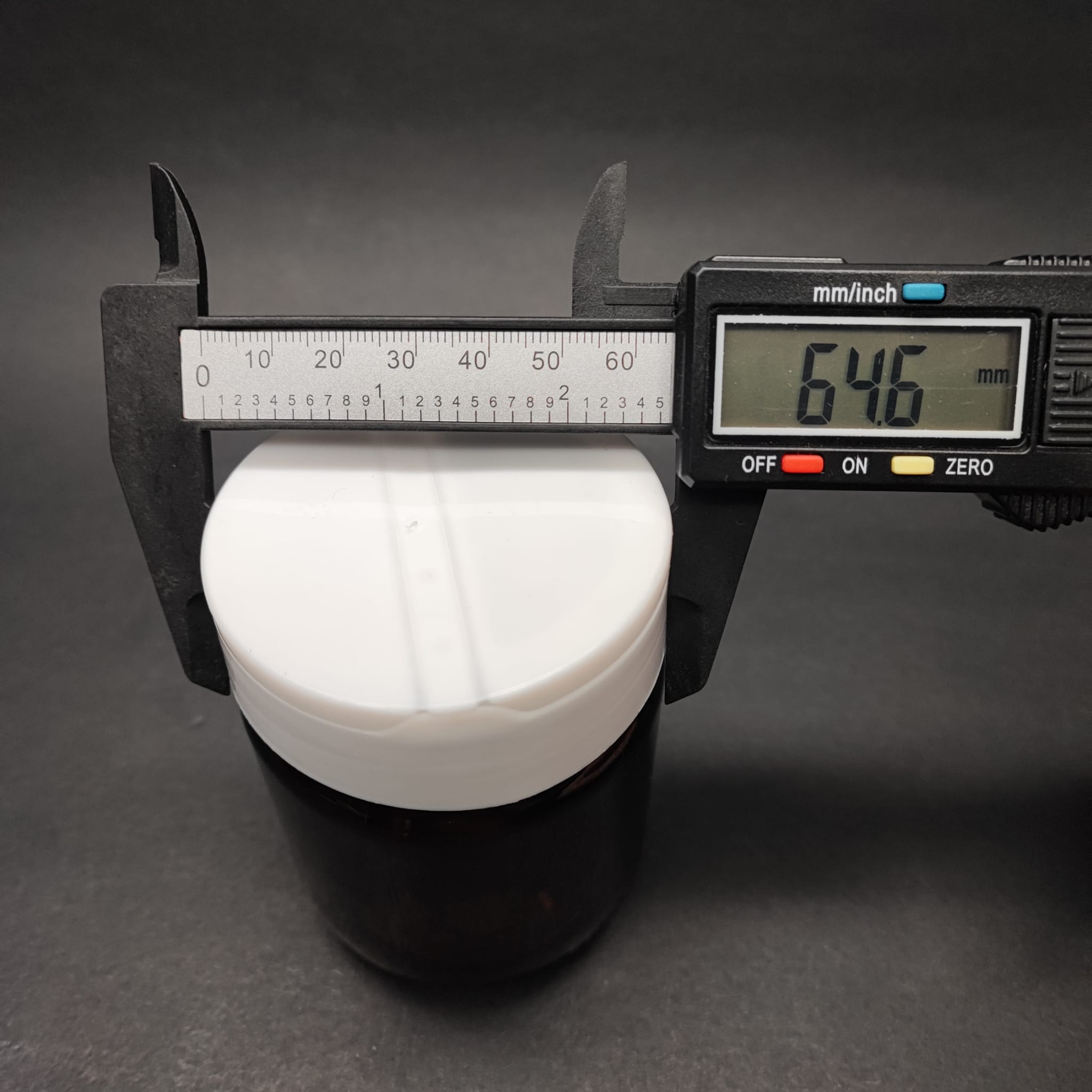 210 CC AMBER CAM BAHARAT KAVANOZU - BEYAZ FLİPTOP BAHARAT KAPAKLI + SIZDIRMAZ KENDİNDEN YAPIŞKANLI KÖPÜK CONTALI -  toz kavanozu , baharat ambalajı , boş pudra şişesi . tuzluk , baharat düzenleyici set için kavanoz