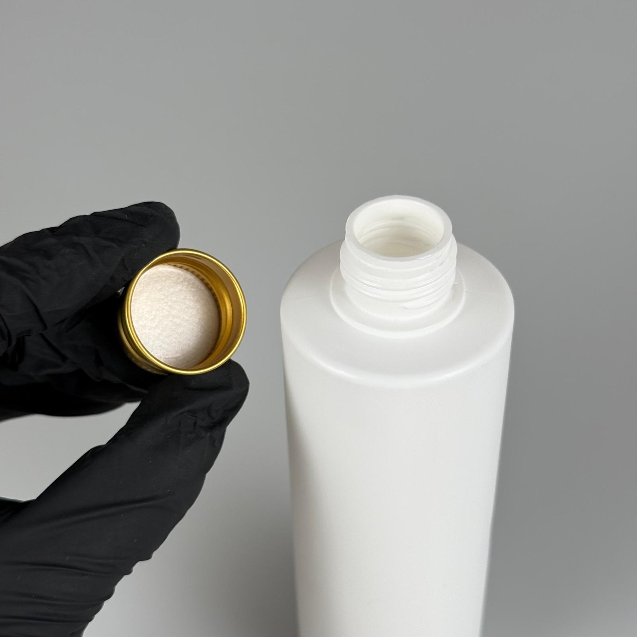 200 CC (SİLME 250 CC) BEYAZ SİLİNDİR MODEL MAT SERT POLİETİLEN ASETON ŞİŞESİ (24 AĞIZ) + KÖPÜK CONTALI GOLD METAL ALÜMİNYUM KAPAKLI TAKIM - 200 ML KAPAKLI BEYAZ PLASTİK ŞİŞELER
