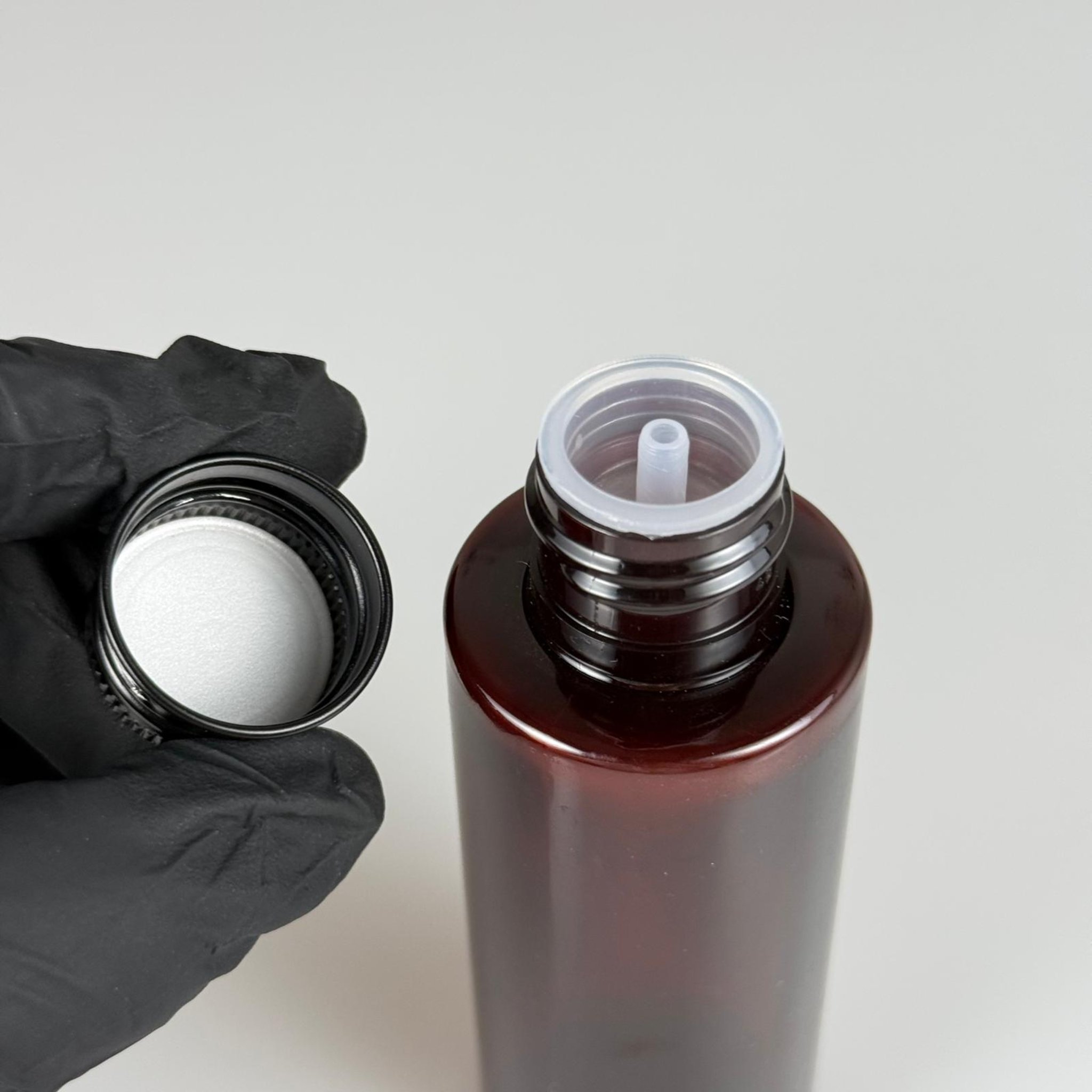 100 CC AMBER SİLİNDİR KESKİN KÜT MODEL SERT PET ŞİŞE (17 GR - 24 AĞIZ ) + KÖPÜK CONTALI SİYAH METAL ALÜMİNUM KAPAKLI + KOLONYA TIPALI TAKIM - 100 ML KAPAKLI AMBER PLASTİK ŞİŞELER