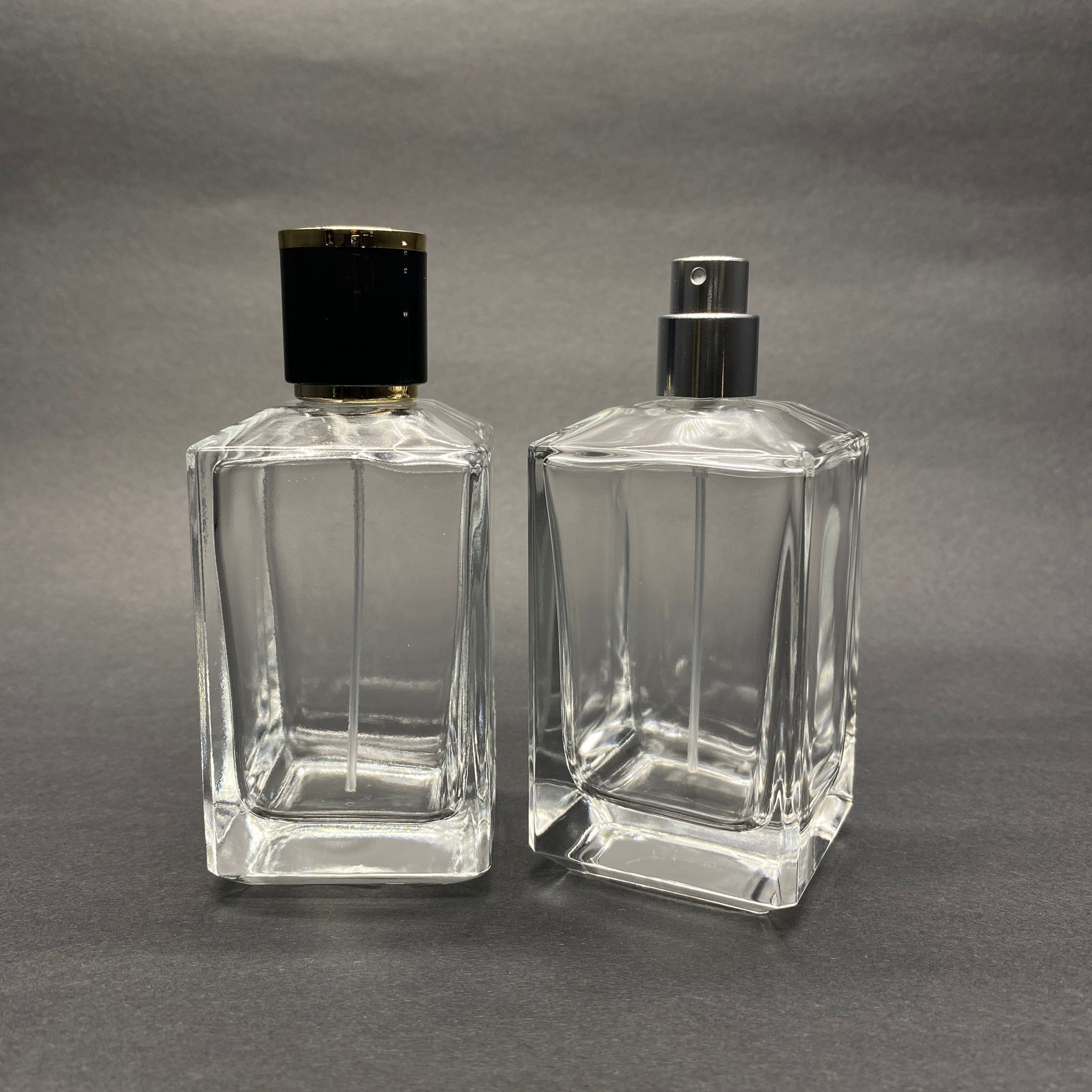 100 ML KÖŞELİ KONİK MODEL PRİZMA PARFÜM ŞİŞESİ - GÜMÜŞ METAL SPREYLİ + GOLD SİYAH KAPAKLI (AĞIZ 15 MM GEÇME KOLAY KAPAMA)