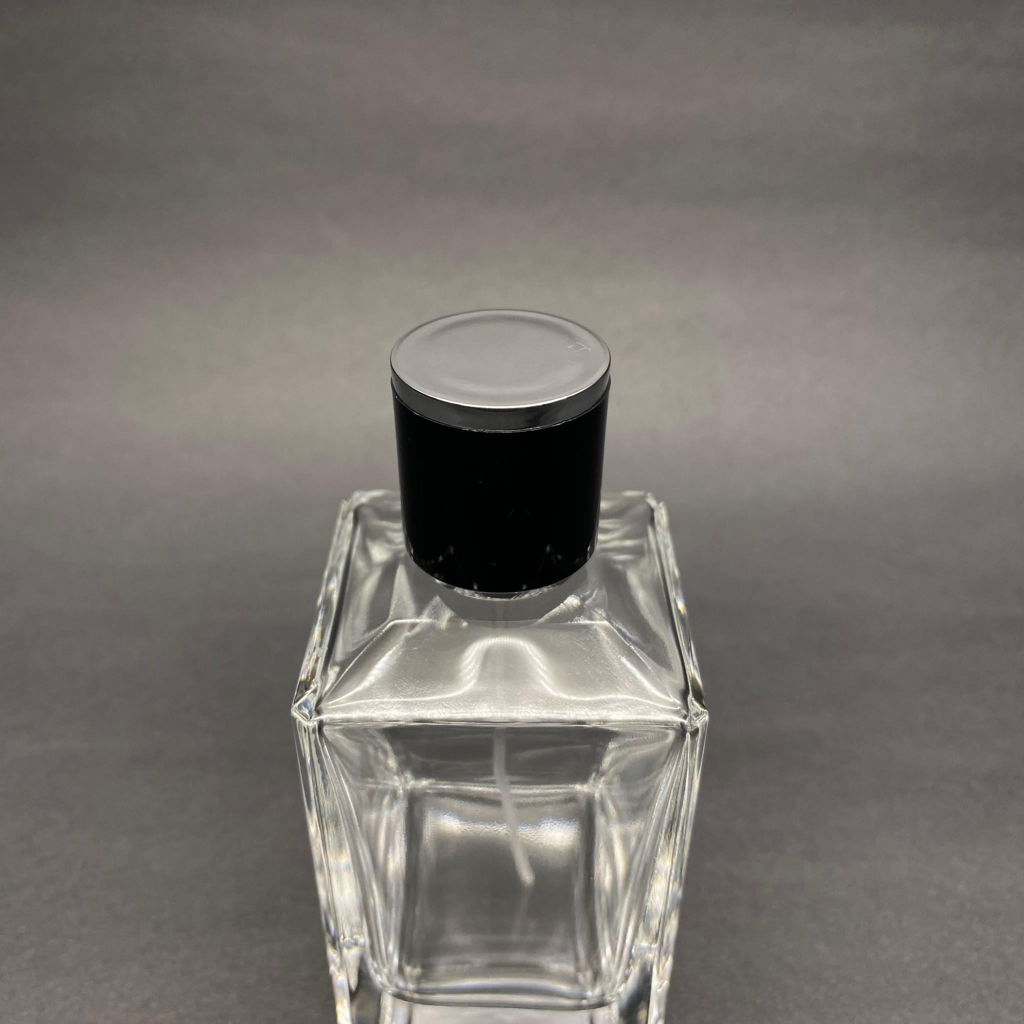 100 ML KÖŞELİ KONİK MODEL PRİZMA PARFÜM ŞİŞESİ - GÜMÜŞ METAL SPREYLİ + GÜMÜŞ SİYAH KAPAKLI (AĞIZ 15 MM GEÇME KOLAY KAPAMA)