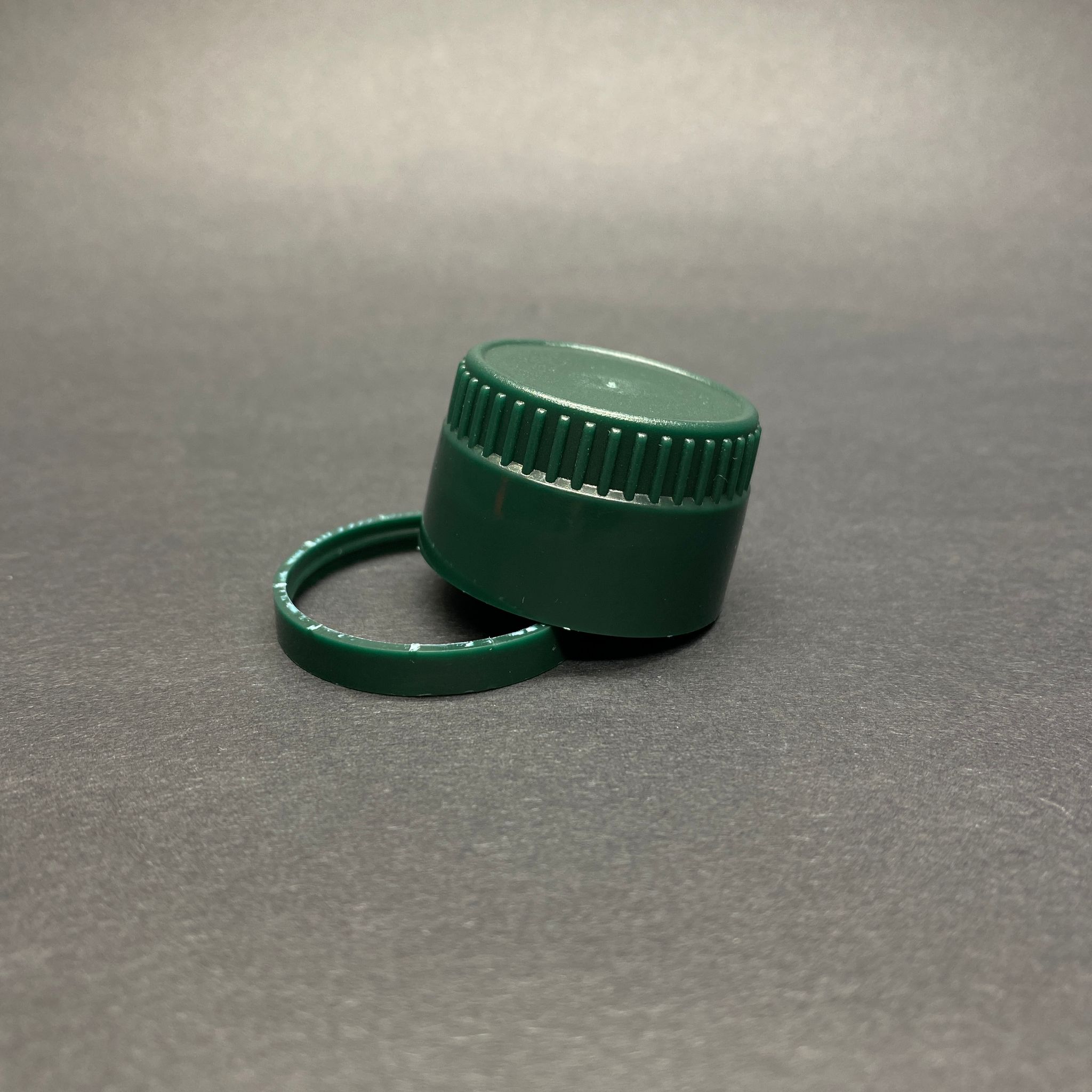 31 MM VİDALI KİLİTLİ YEŞİL PLASTİK KAPAK - AKITICILI (ZEYTİNYAĞ KAPAK - AKITICILI)  - 31,5/24 DROP STOP PLASTİK KAPAK