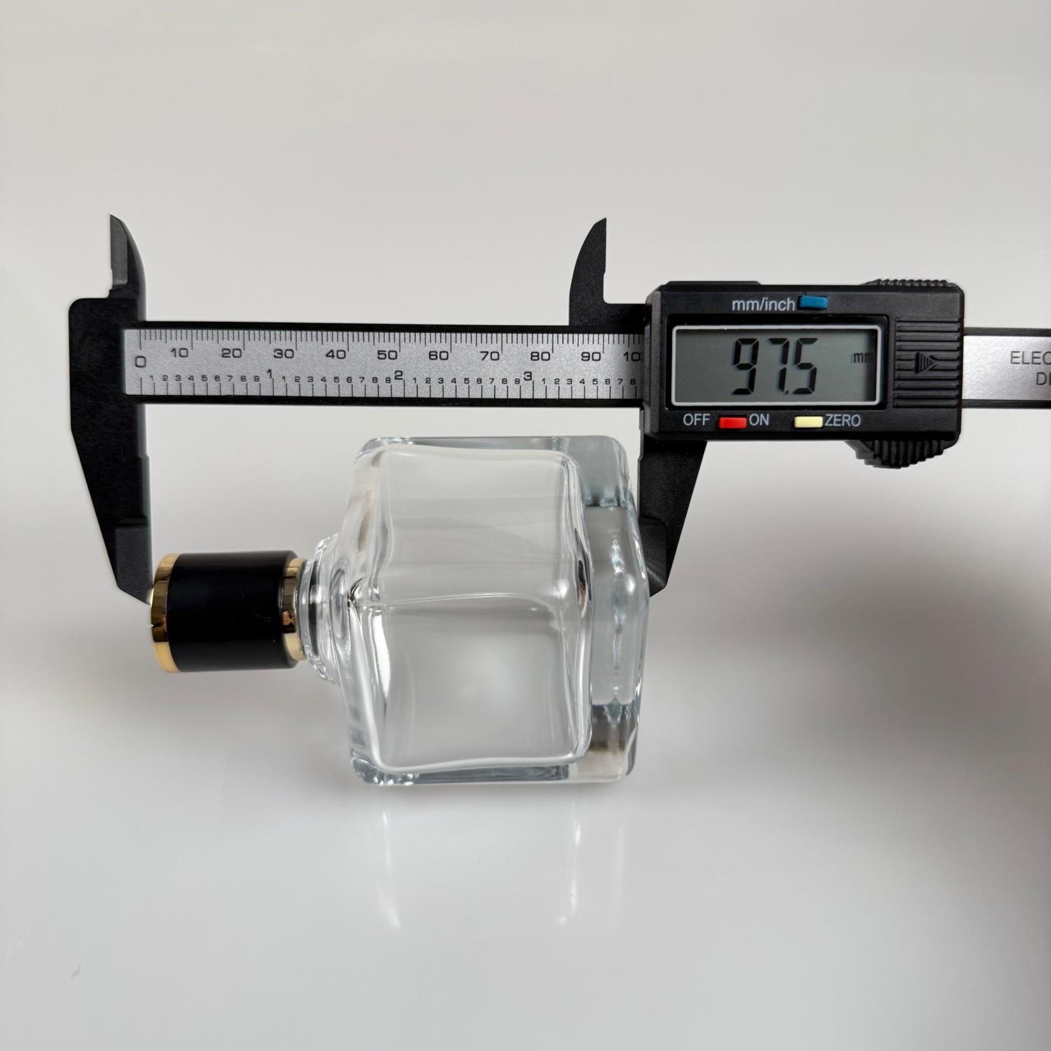 100 ML KARE MODEL LURA PARFÜM ŞİŞESİ - GÜMÜŞ METAL SPREYLİ + GOLD SİYAH KAPAKLI (AĞIZ 15 MM GEÇME KOLAY KAPAMA)