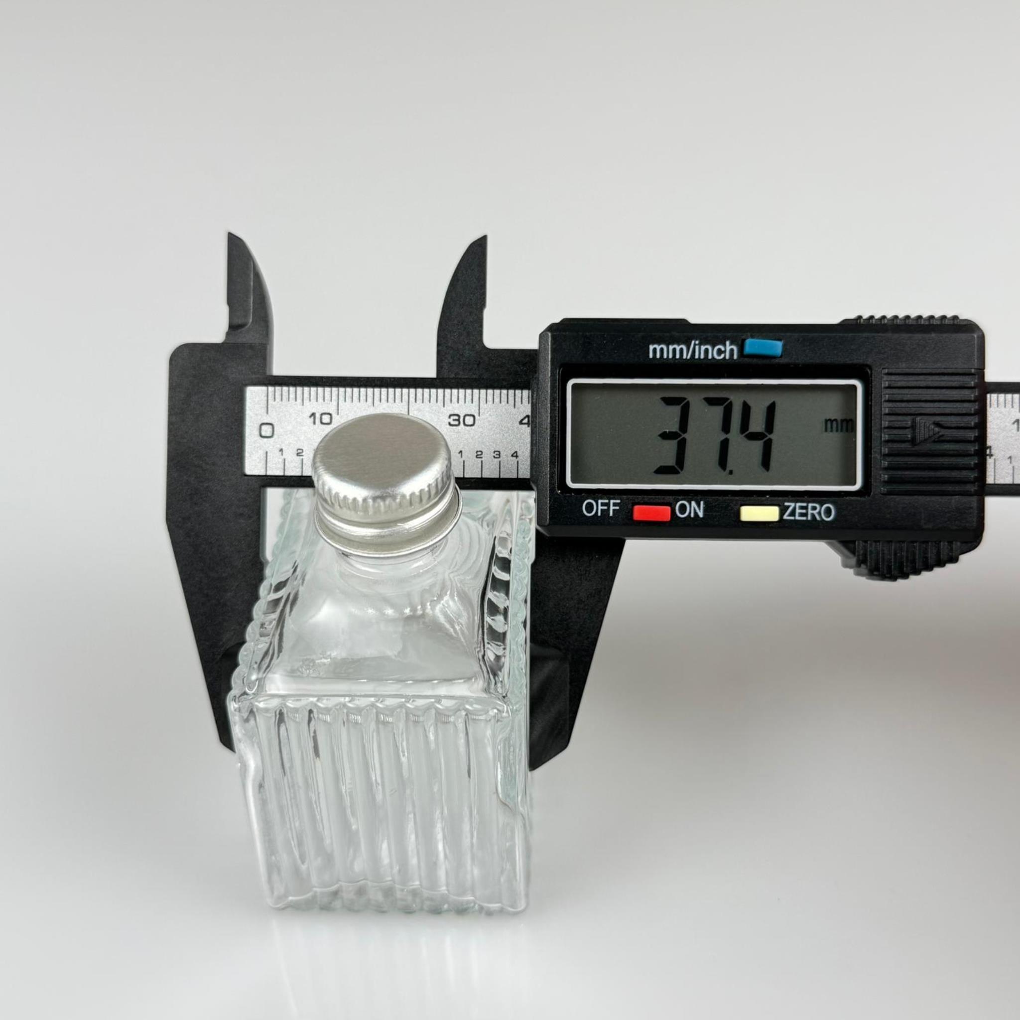 50 CC KÖŞELİ DESENLİ ÇİZGİLİ CAM ŞİŞE - GÜMÜŞ METAL KAPAKLI KOLONYA TIPALI - 50 ML PRESTİJLİ ŞİŞE