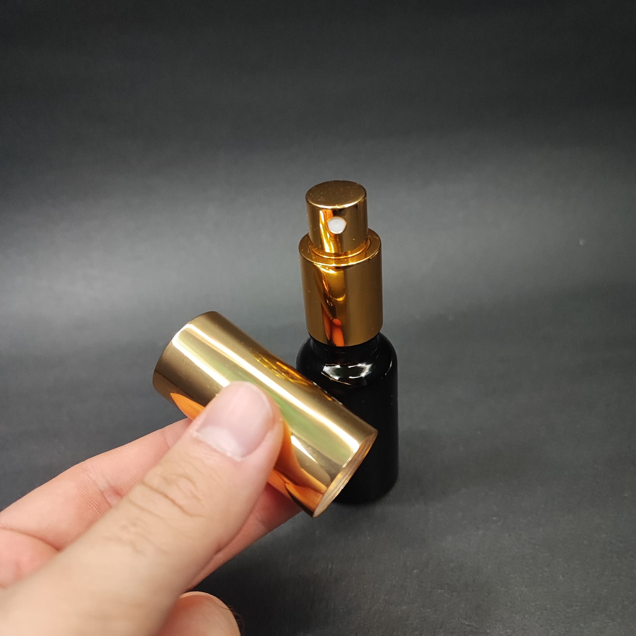 20 ML LÜKS VİDALI VALF ÇEVİRME PARFÜM ŞİŞELERİ - 20 CC KOYU AMBER CAM ŞİŞE - GOLD  METAL SPREYLİ KAPAKLI SET