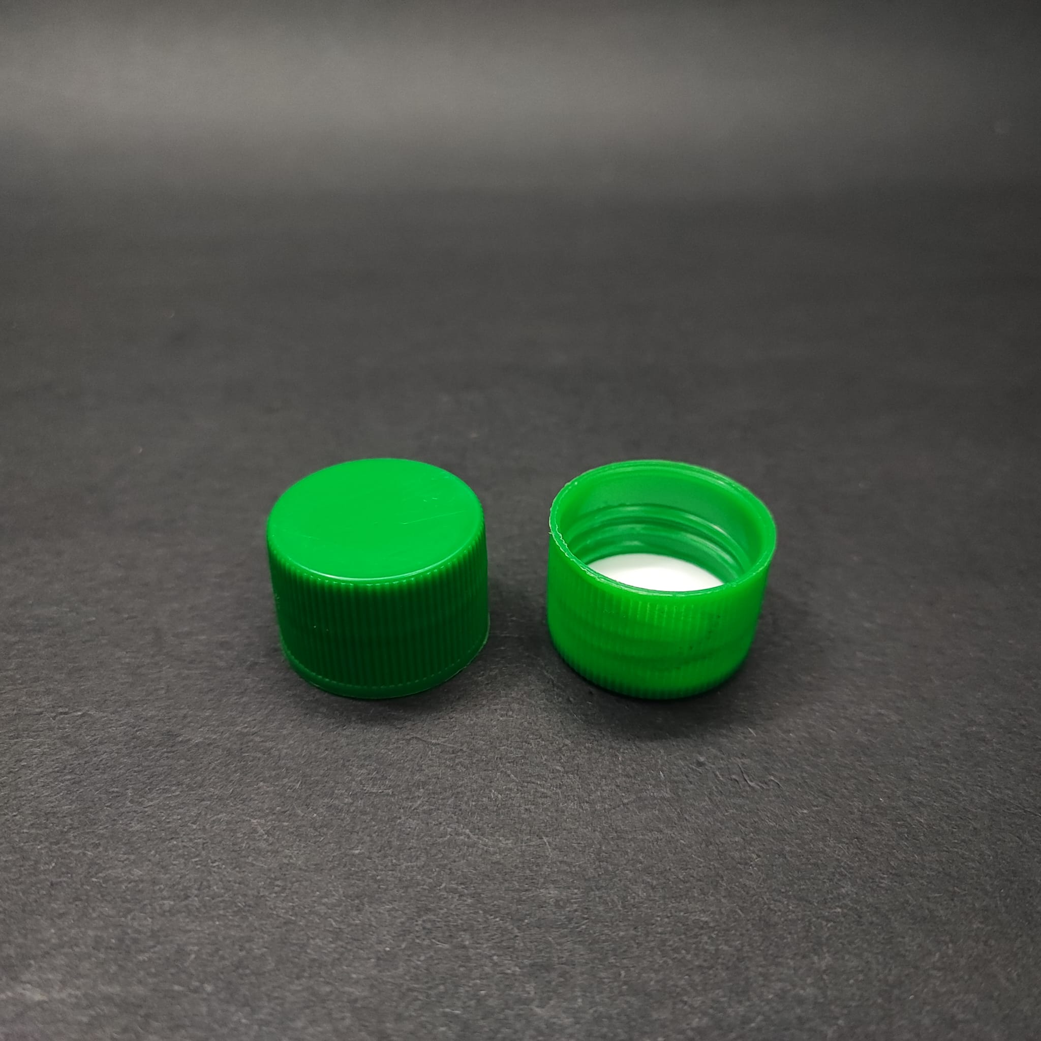 24 MM VİDALI YEŞİL PLASTİK KAPAK - KÖPÜK CONTALI