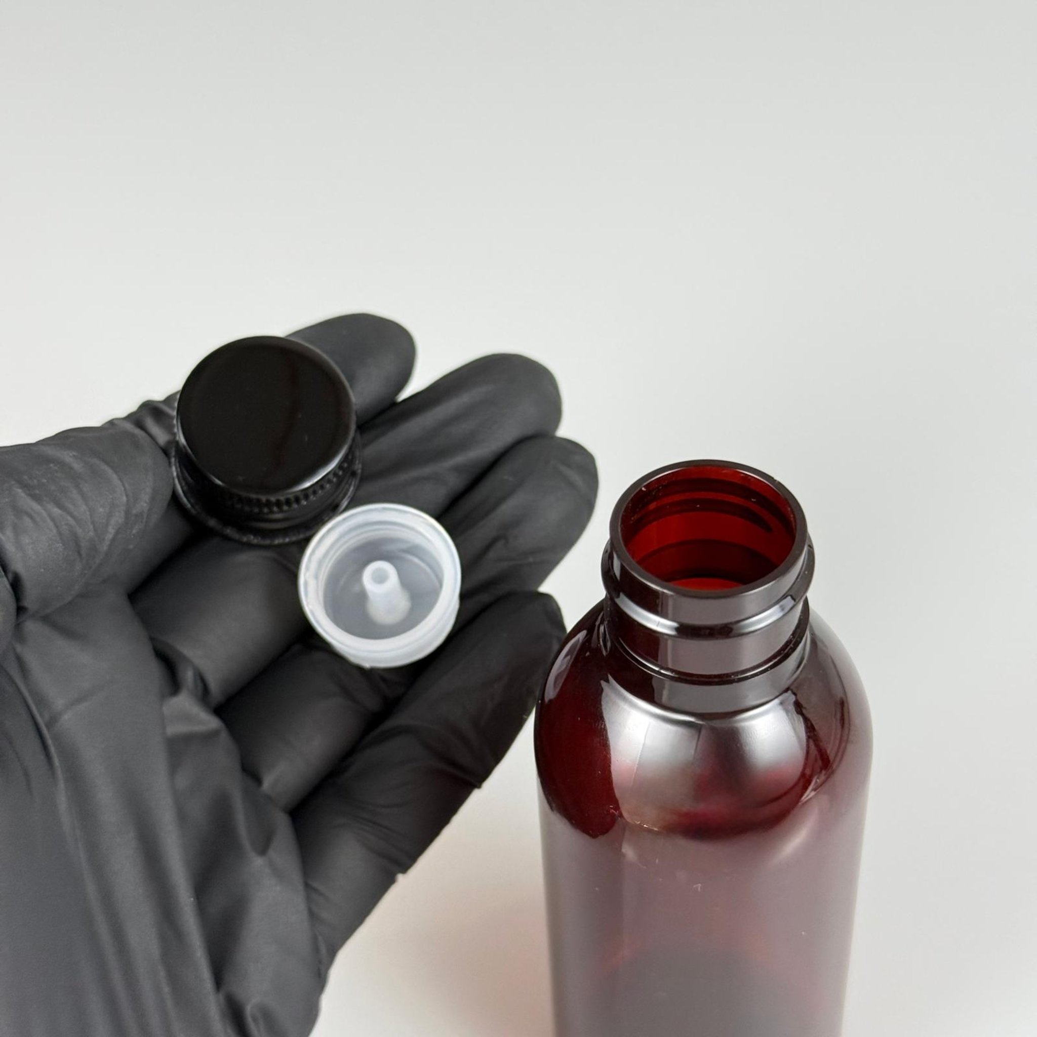 100 CC AMBER SERT MODEL PET ŞİŞE (24 AĞIZ) + KÖPÜK CONTALI SİYAH METAL ALÜMİNYUM KAPAK + KOLONYA TIPALI TAKIM - 100 ML KAPAKLI KAHVERENGİ KALIN PET ŞİŞELER