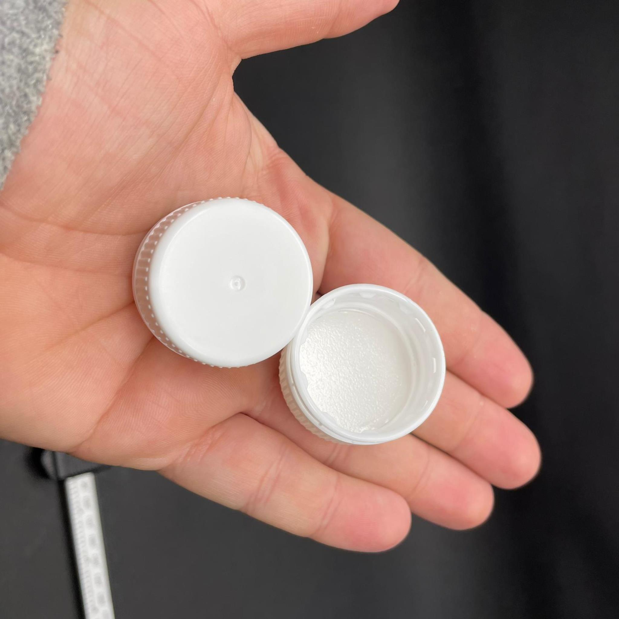31 MM VİDALI KİLİTLİ PLASTİK KAPAK - KÖPÜK CONTALI - BEYAZ -1 LİTRE KULPLU GALON ŞİŞE, VİDALI AĞIZ DORİKA VE MARASKA ŞİŞE UYUMLU - BERİCAP MARKA YAĞ ŞİŞE KAPAĞI - SK 31.5/21 PVDC  31.5 bantlı contalı