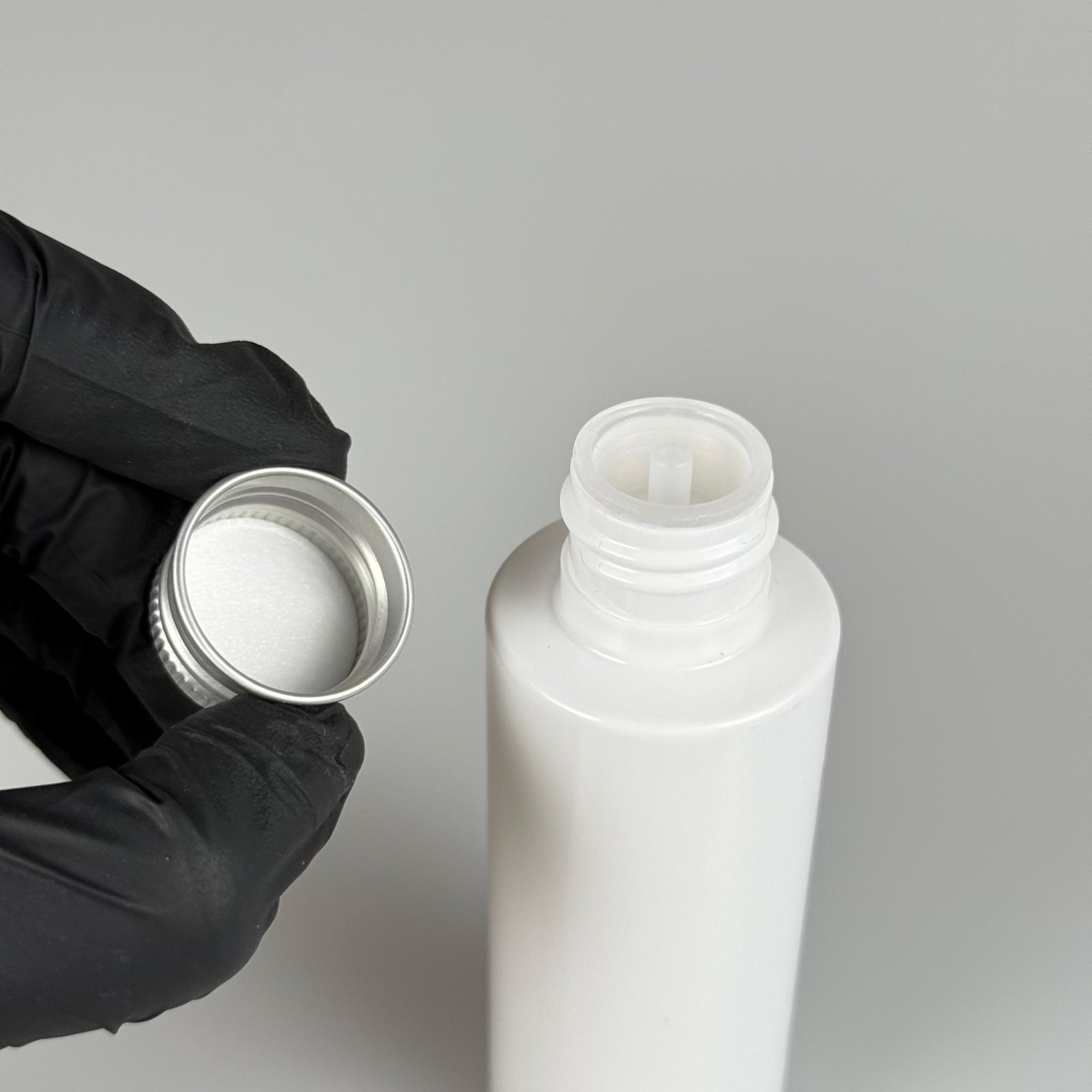100 CC BEYAZ SİLİNDİR KESKİN KÜT MODEL SERT PET ŞİŞE ( 17 GR - 24 AĞIZ ) + KÖPÜK CONTALI GÜMÜŞ METAL ALÜMİNYUM KAPAK KOLONYA TIPALI TAKIM - 100 ML KAPAKLI BEYAZ PLASTİK ŞİŞELER