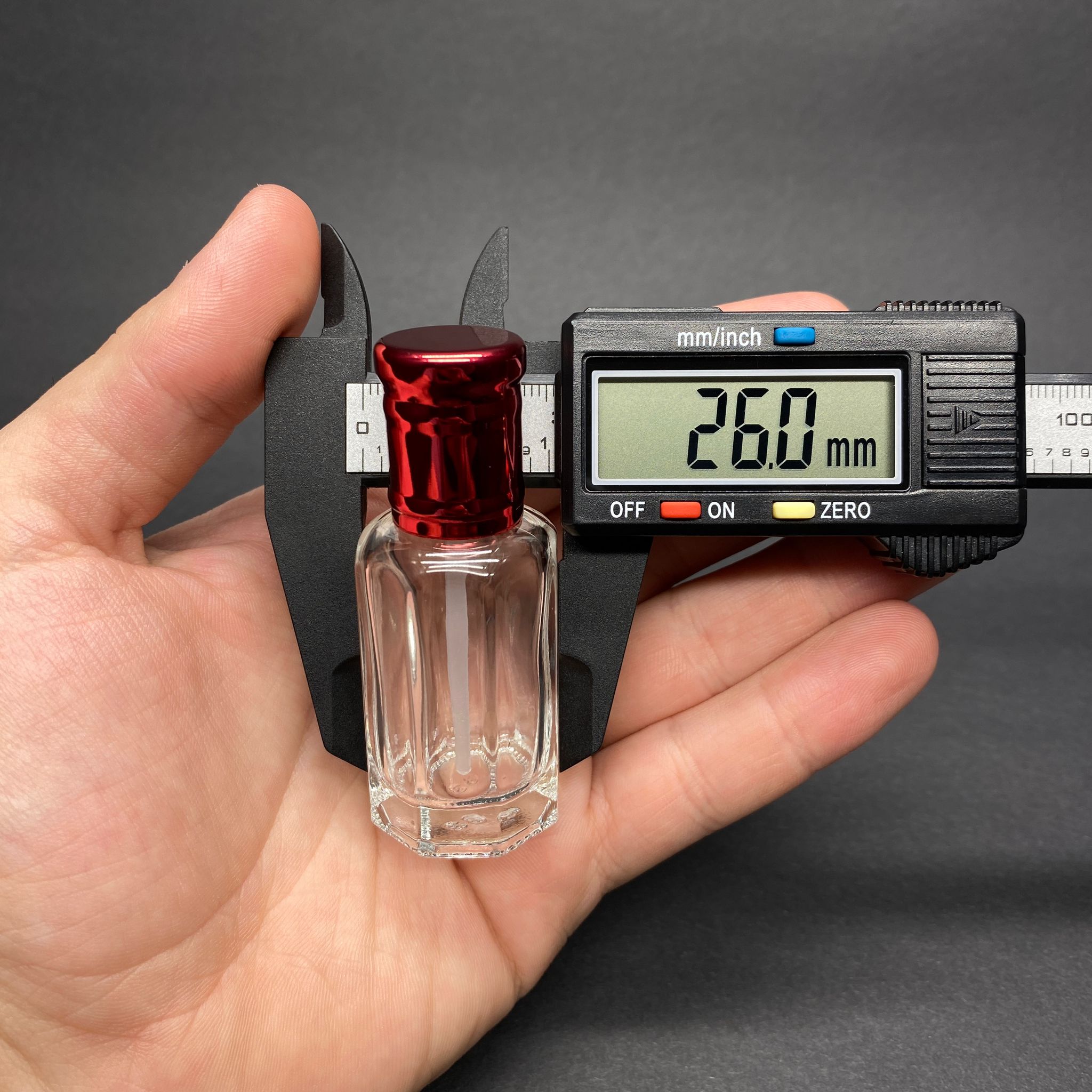 12 CC ÇUBUKLU ESANS ŞİŞESİ -  HACI MİSİ , AROMATİK YAĞ , KOKU , PARFÜM İÇİN SÜRÜLEBİLİR 12 ML CAM ŞİŞE - KIRMIZI KAPAKLI