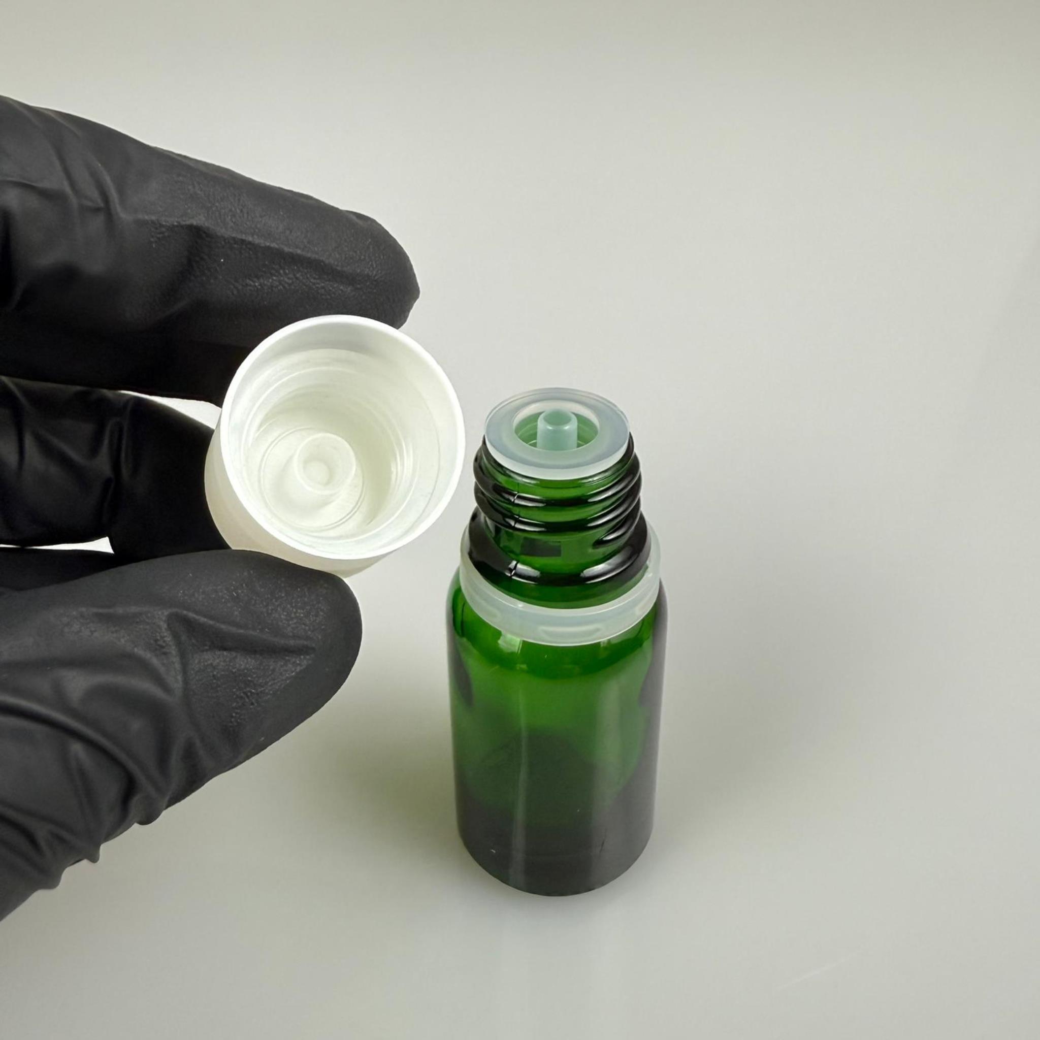 10 CC YEŞİL CAM ŞİŞE + İÇTEN DAMLALIKLI ÇOCUK KİLİTLİ BEYAZ KAPAK - YEŞİL 10 ML KİLİT KAPAKLI DAMLATMALI ŞİŞE