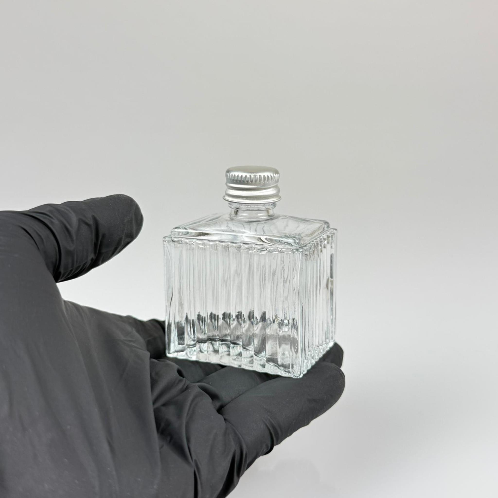 50 CC KÖŞELİ DESENLİ ÇİZGİLİ CAM ŞİŞE - GÜMÜŞ METAL KAPAKLI KOLONYA TIPALI - 50 ML PRESTİJLİ ŞİŞE