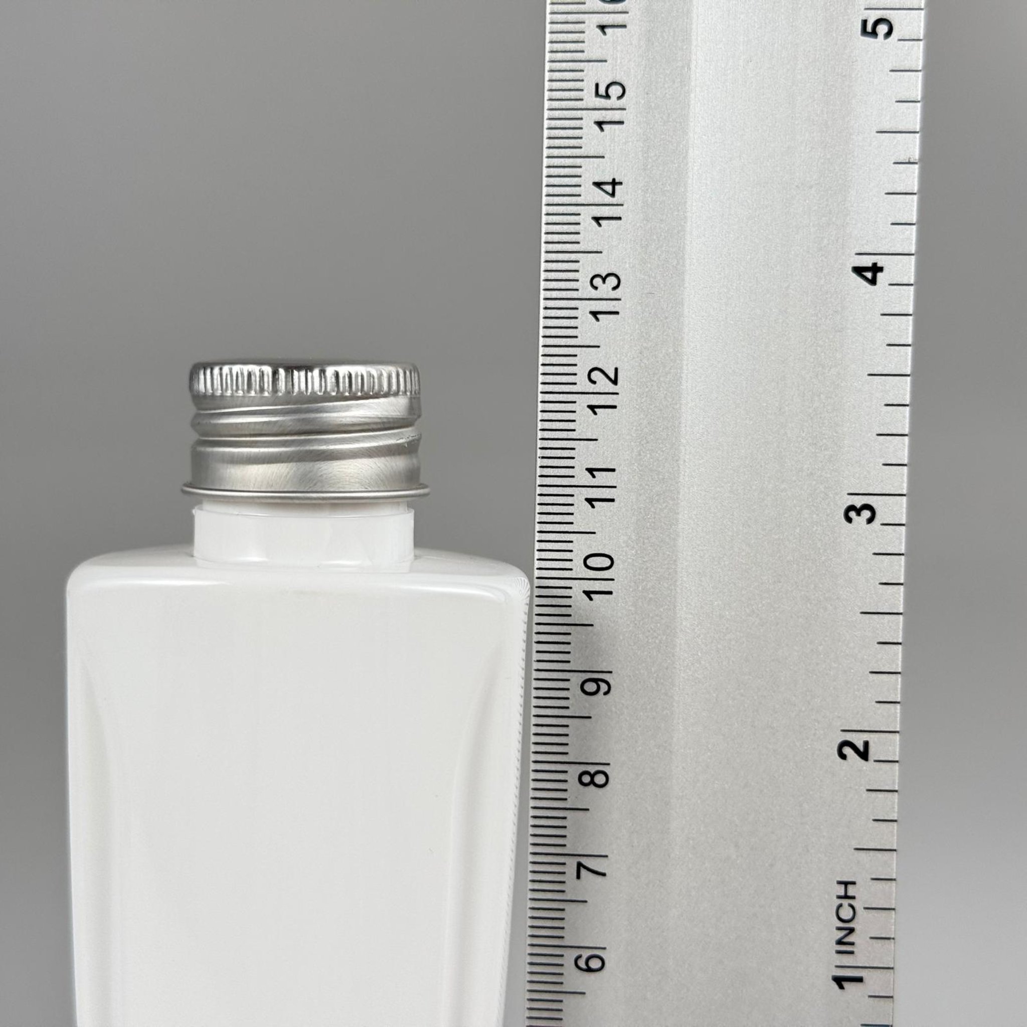 100 CC BEYAZ SERT PET ŞİŞE (LOREAL PARİS MODEL) 24 AĞIZ + KÖPÜK CONTALI GÜMÜŞ METAL ALÜMİNYUM KAPAK + KOLONYA TIPALI TAKIM - 100 ML KAPAKLI KOZMETİK PLASTİK ŞİŞELER