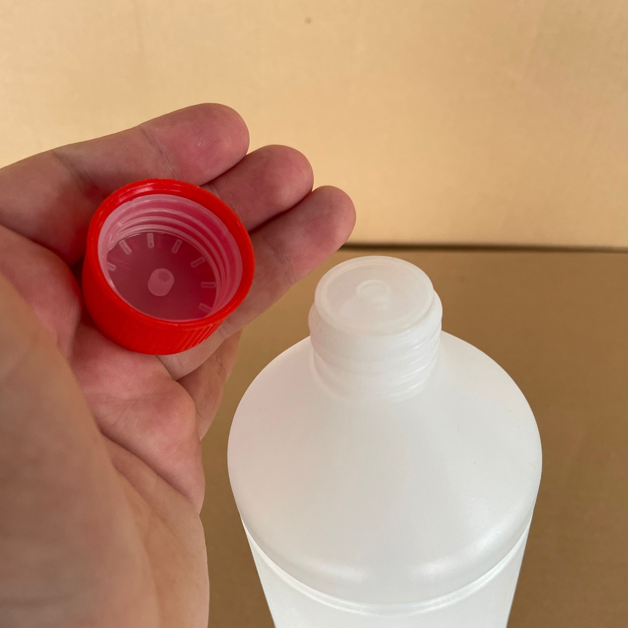 1 LİTRE TİNER ŞİŞESİ - ÇOCUK KİLİTLİ İÇ TIPALI KIRMIZI KAPAKLI - 1000 ML KİMYASALA DAYANIKLI PLASTİK ŞİŞE - 1 LT POLİETİLEN ŞİŞE UZUN