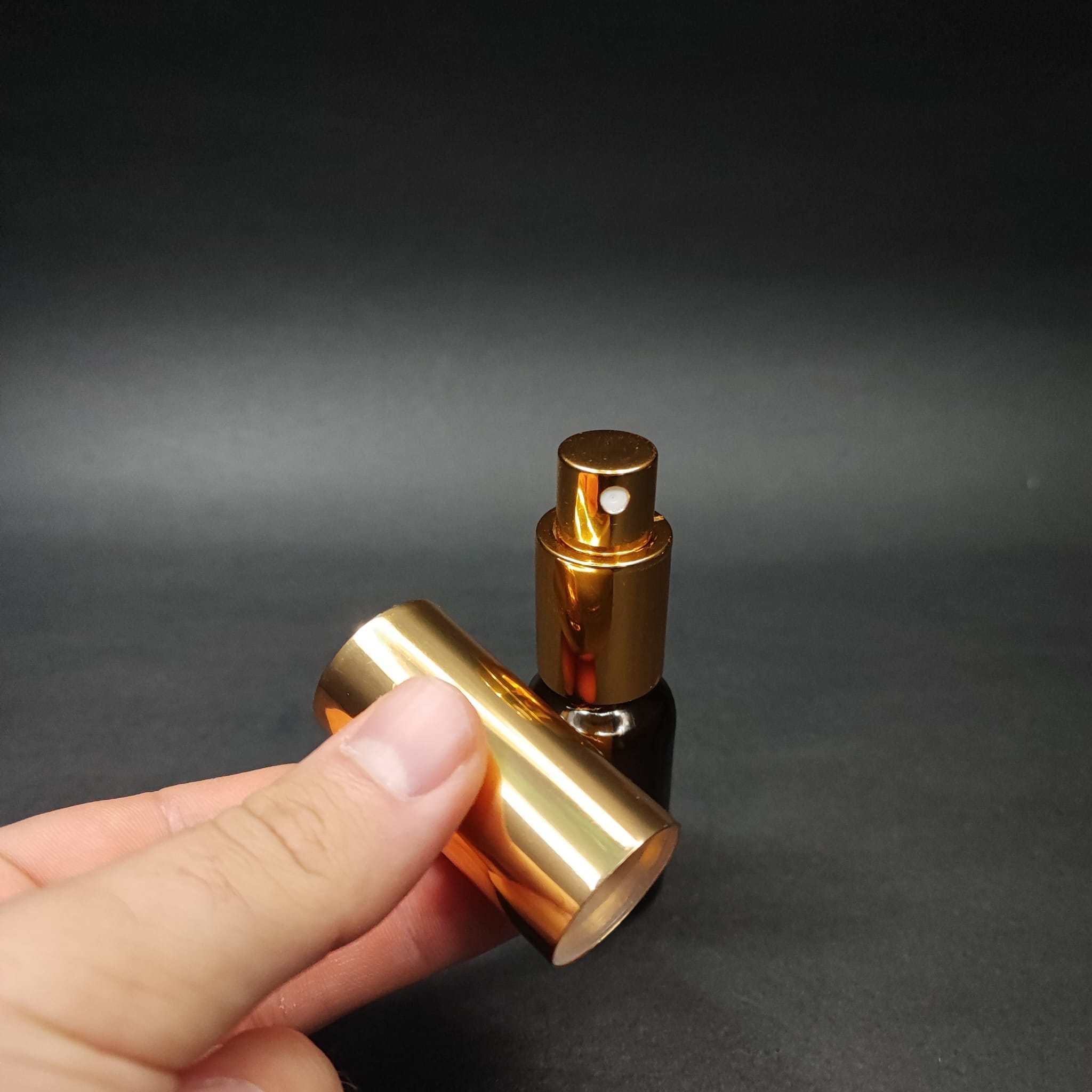 10 ML LÜKS VİDALI VALF ÇEVİRME PARFÜM ŞİŞELERİ - 10 CC AMBER CAM ŞİŞE - GOLD METAL SPREYLİ KAPAKLI SET