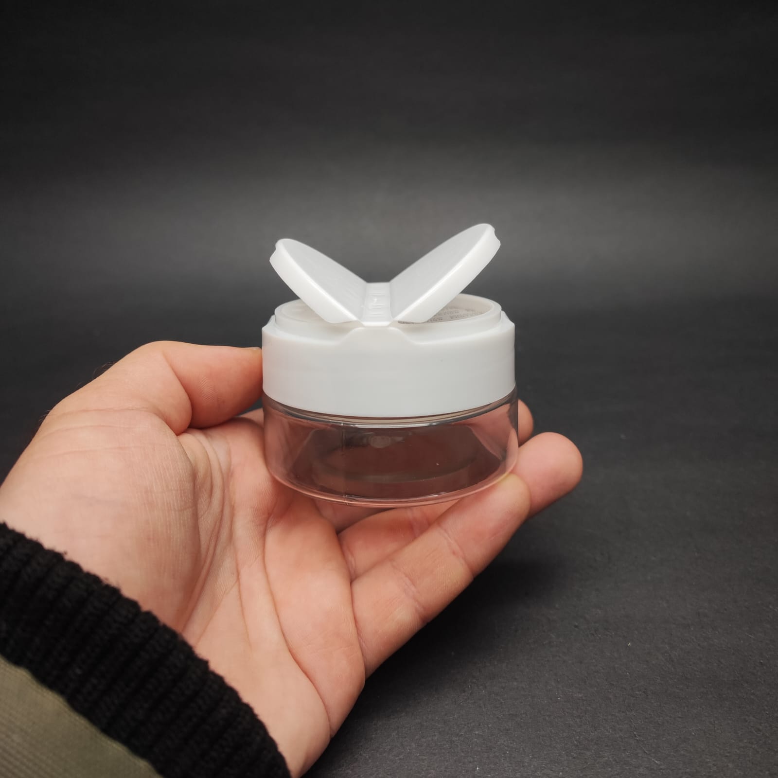 50 CC PET BAHARAT KAVANOZU - BEYAZ FLİPTOP BAHARAT KAPAKLI + SIZDIRMAZ KENDİNDEN YAPIŞKANLI KÖPÜK CONTALI -  toz kavanozu , baharat ambalajı , boş pudra şişesi . tuzluk , baharat düzenleyici set için kavanoz
