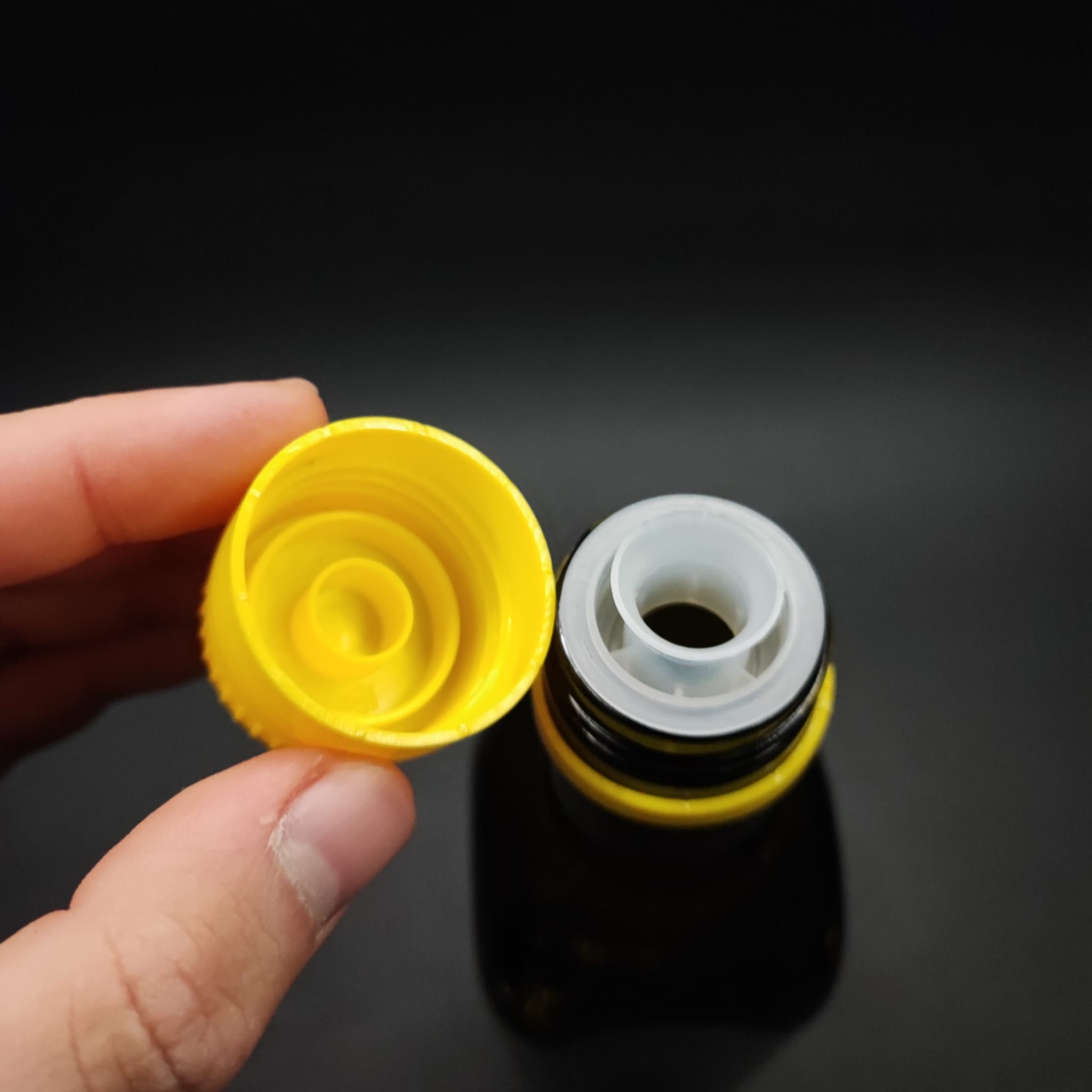 500 CC MARASKA YEŞİL  CAM ŞİŞE - KİLİTLİ SARI AKITICILI DROP - STOP KAPAKLI - 0,5 LİTRE KÖŞELİ KARE YAĞ ŞİŞESİ - SİRKE ŞİŞESİ - ZEYTİNYAĞ İÇİN BOŞ CAM ŞİŞE