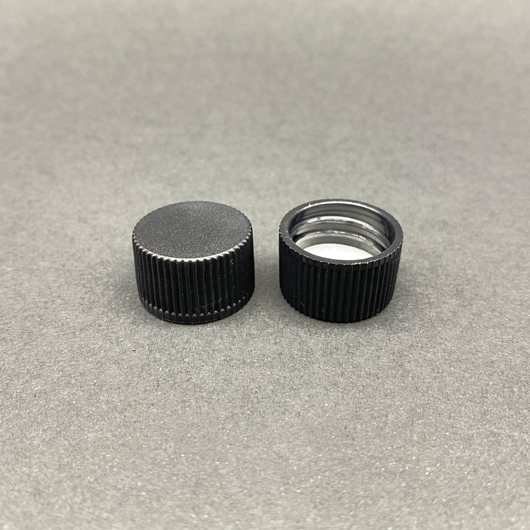 18 MM VİDALI SİYAH KAPAK - ÜSTÜ DÜZ - 18 MM PLASTİK KAPAK SİYAH - KÖPÜK CONTALI