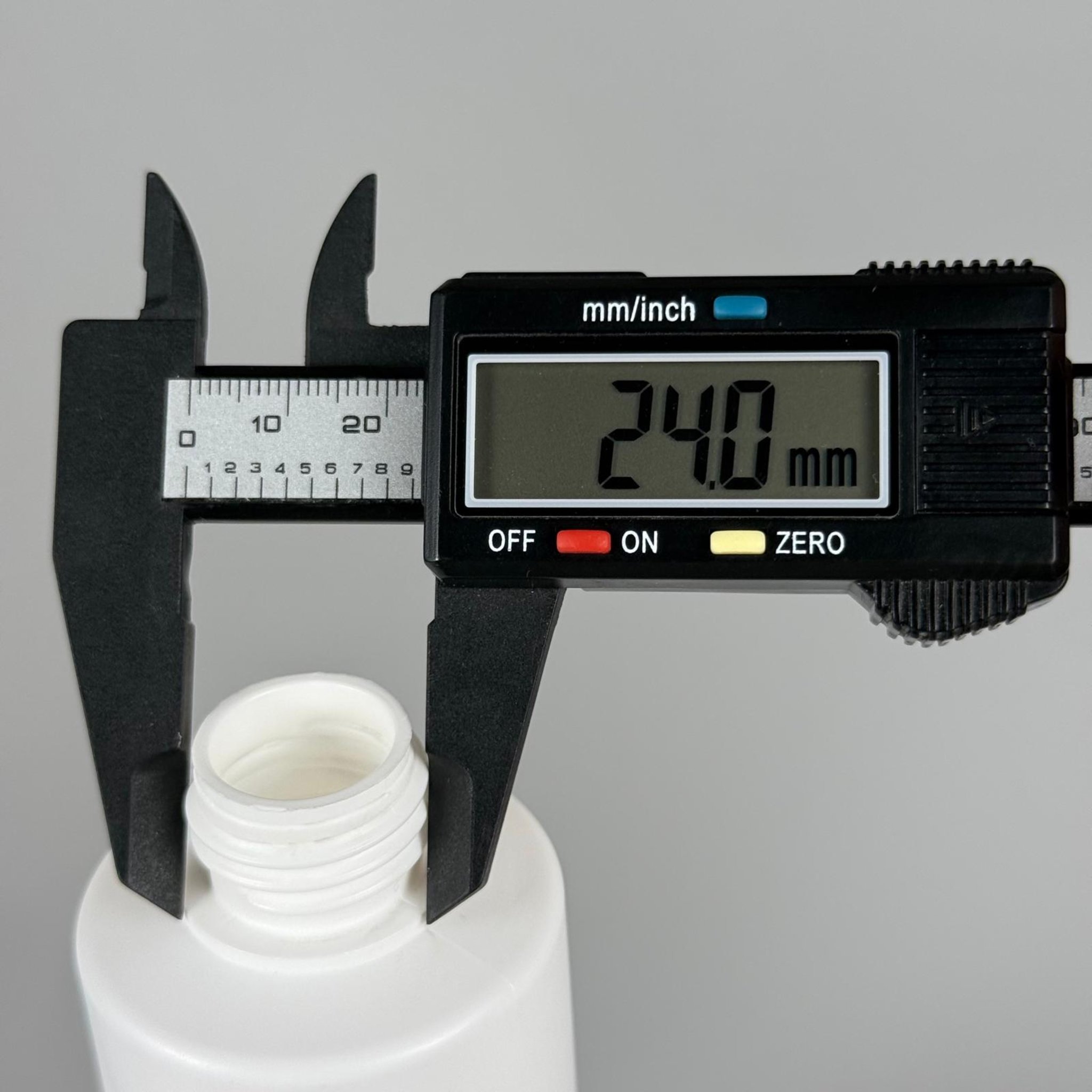 200 CC (SİLME 250 CC) BEYAZ SİLİNDİR MODEL MAT SERT POLİETİLEN ŞİŞE KAPAKSIZ (24 AĞIZ) - 200 ML BEYAZ PLASTİK ŞİŞE