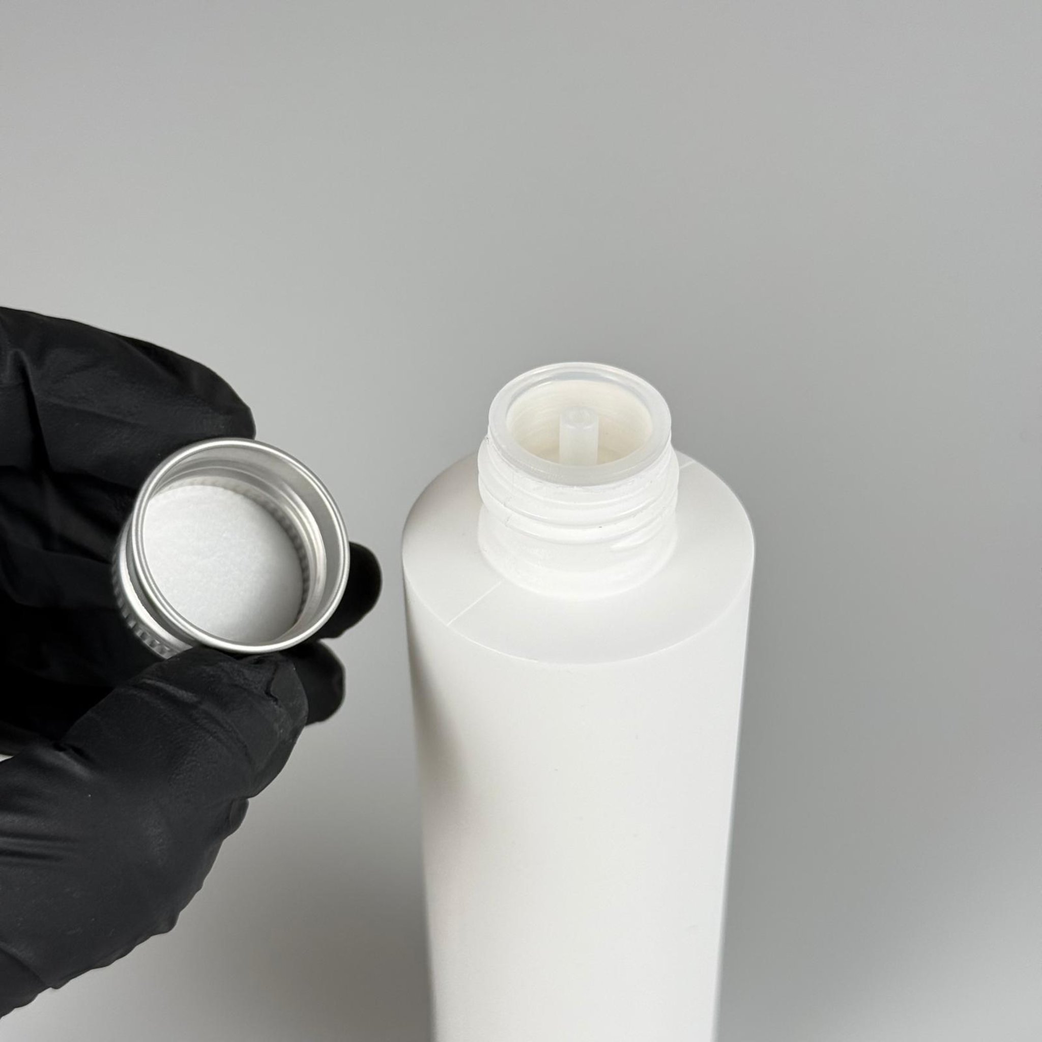 150 CC MAT BEYAZ SERT POLİETİLEN ASETON ŞİŞESİ (24 AĞIZ) + KÖPÜK CONTALI GÜMÜŞ METAL ALÜMİNYUM KAPAK + KOLONYA TIPALI TAKIM - 150 ML KAPAKLI BEYAZ PLASTİK ŞİŞELER
