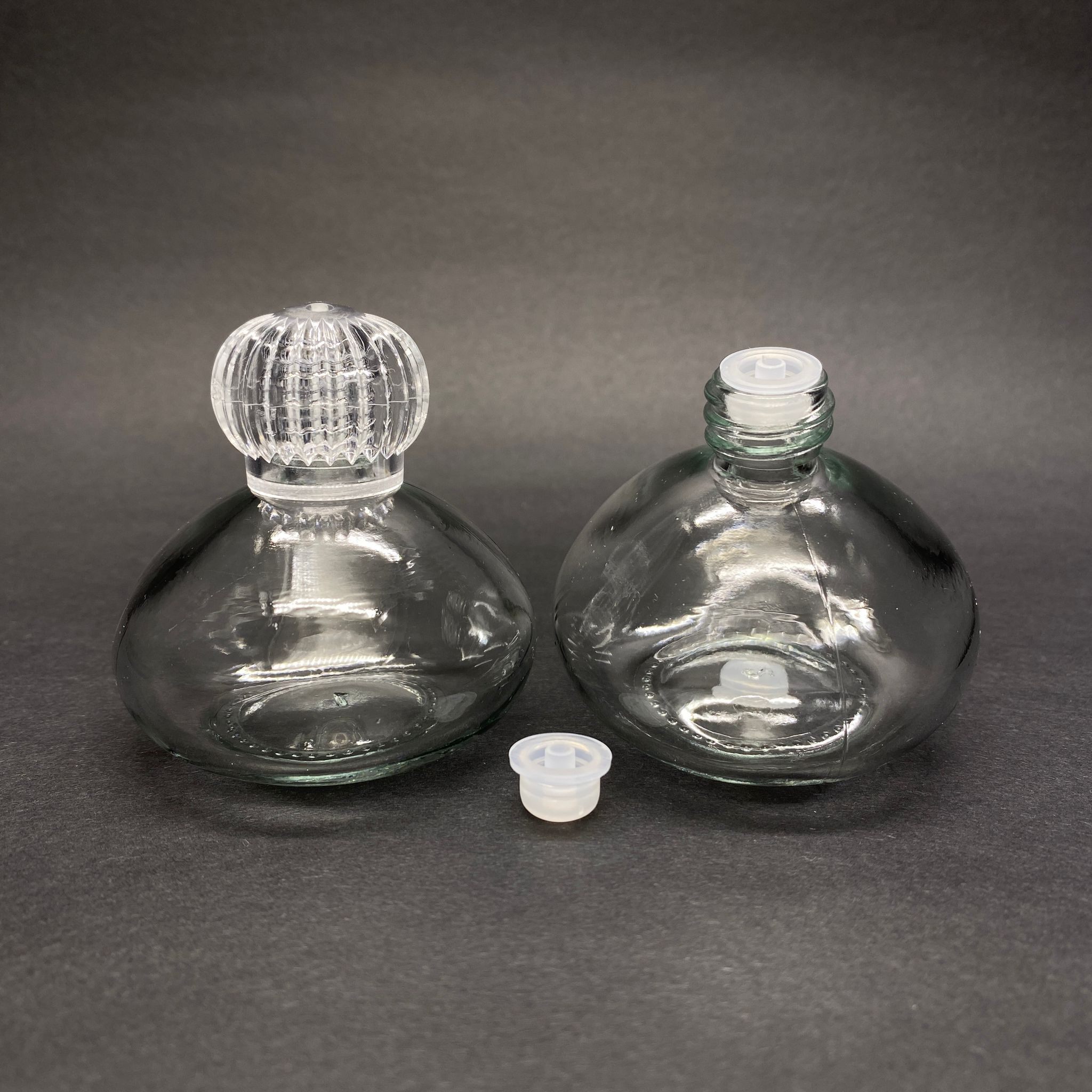 50 CC BASIK CAM ŞİŞE + KRİSTAL KAPAK + KOLONYA TIPASI - 50 ML HEDİYELİK CAM KOLONYA ŞİŞESİ - DÜĞÜN, NİŞAN, SÖZ, KINA, CENAZE, PROMOSYON İÇİN HEDİYELİK KOLONYA ŞİŞELERİ