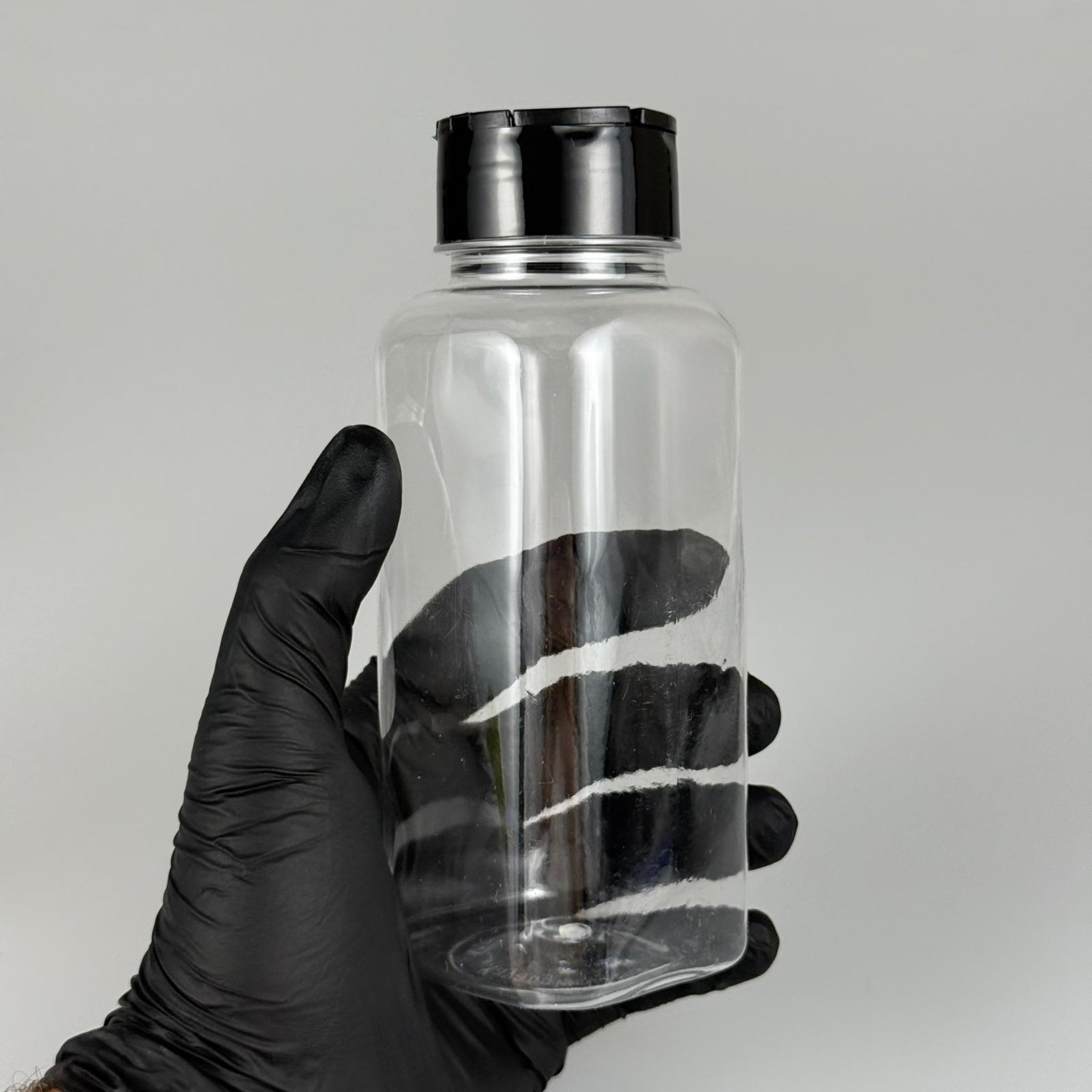 PLASTİK KARE BAHARATLIK KAVANOZ - 300 ML PET BAHARAT, TOZ, PUDRA VB İÇİN PET ŞİŞE - SİYAH AÇILIR KAPANIR DELİKLİ KAPAKLI TAKIM - 300 CC