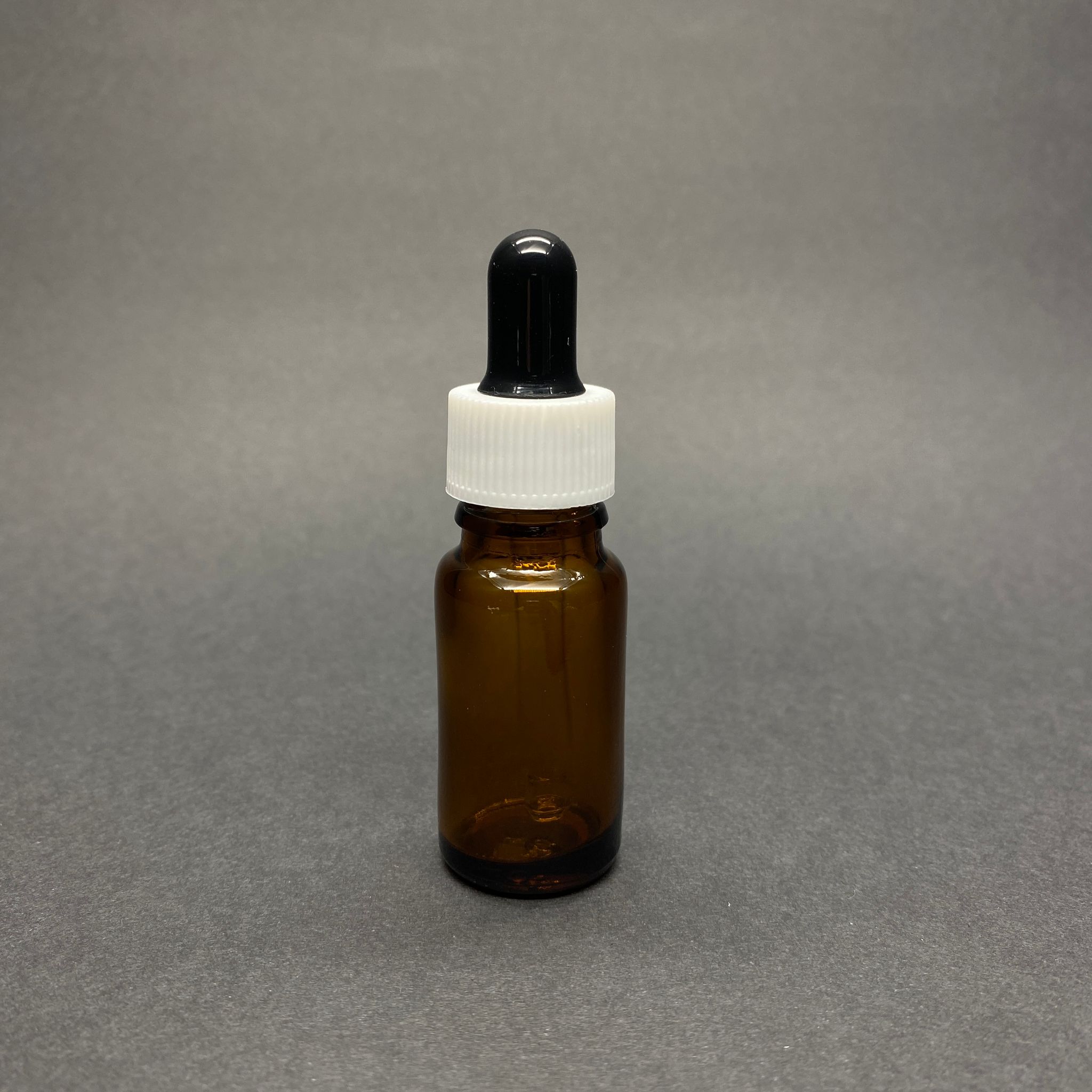 10 CC AMBER CAM DAMLALIKLI ŞİŞE - SİYAH EMZİK - BEYAZ PLASTİK KAPAK - 10 ML KAHVERENGİ CAM DAMLALIKLI ŞİŞE