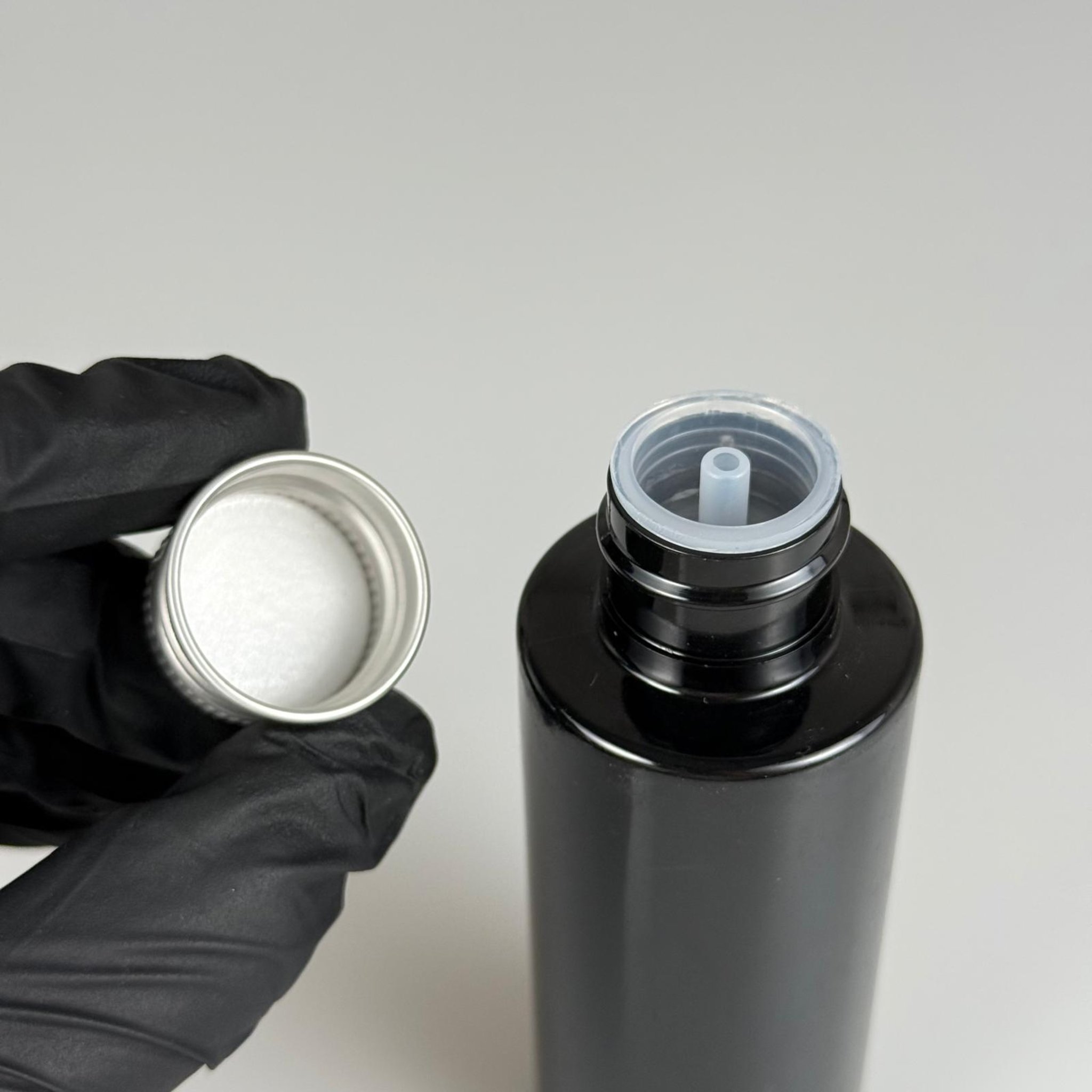 100 CC SİYAH SİLİNDİR KESKİN KÜT MODEL SERT PET ŞİŞE ( 17 GR - 24 AĞIZ ) + KÖPÜK CONTALI GÜMÜŞ METAL ALÜMİNYUM KAPAK + KOLONYA TIPALI TAKIM - 100 ML KAPAKLI SİYAH PLASTİK ŞİŞELER