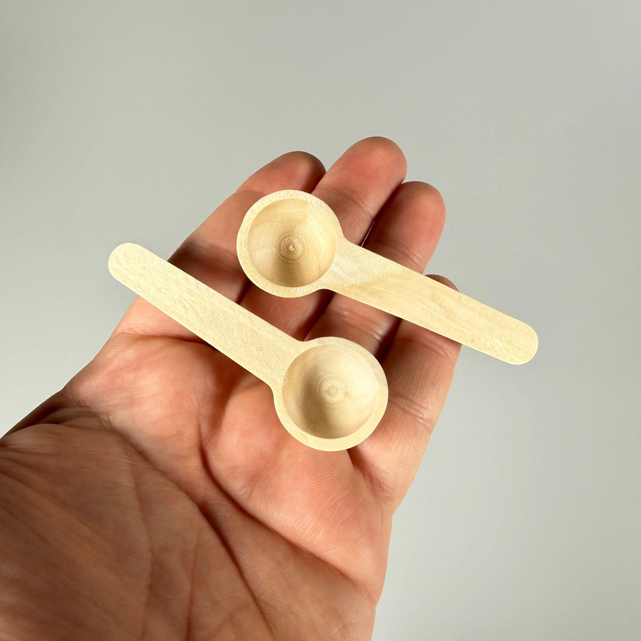 SAPLI BAMBU AHŞAP ÖLÇEK - 2 ML - SAPLI ÖLÇÜ İÇİN AHŞAP KAŞIK  - ŞURUP ÖLÇEĞİ - TOZ ÖLÇEĞİ - KİMYASAL ÖLÇEK - TOZ ŞEKER KAŞIĞI - PULBİBER KEKİK BAHARAT KAŞIĞI VB İÇİN KULLANILIR