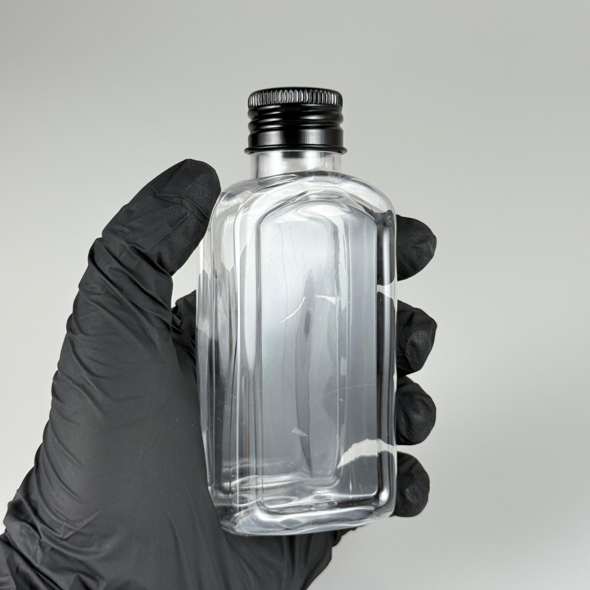 100 CC YASSI KÖŞELİ MODEL ŞEFFAF PET ŞİŞE (24 AĞIZ) + KÖPÜK CONTALI SİYAH METAL ALÜMİNYUM KAPAK + KOLONYA TIPALI TAKIM - 100 ML KAPAKLI PLASTİK ŞİŞELER