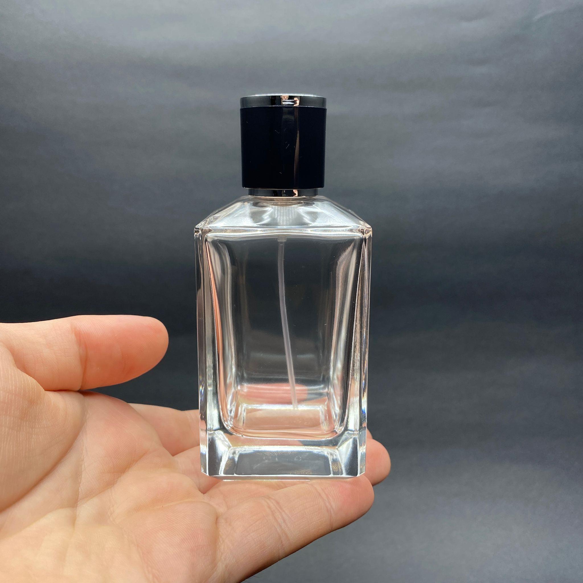 100 ML KÖŞELİ KONİK MODEL PRİZMA PARFÜM ŞİŞESİ - GOLD METAL SPREYLİ + GÜMÜŞ SİYAH KAPAKLI (AĞIZ 15 MM GEÇME KOLAY KAPAMA)