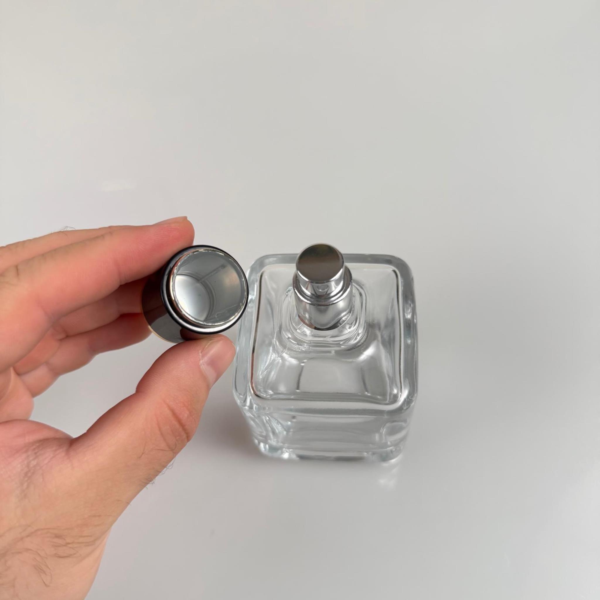 100 ML KARE MODEL LURA PARFÜM ŞİŞESİ - GÜMÜŞ METAL SPREYLİ + GOLD SİYAH KAPAKLI (AĞIZ 15 MM GEÇME KOLAY KAPAMA)