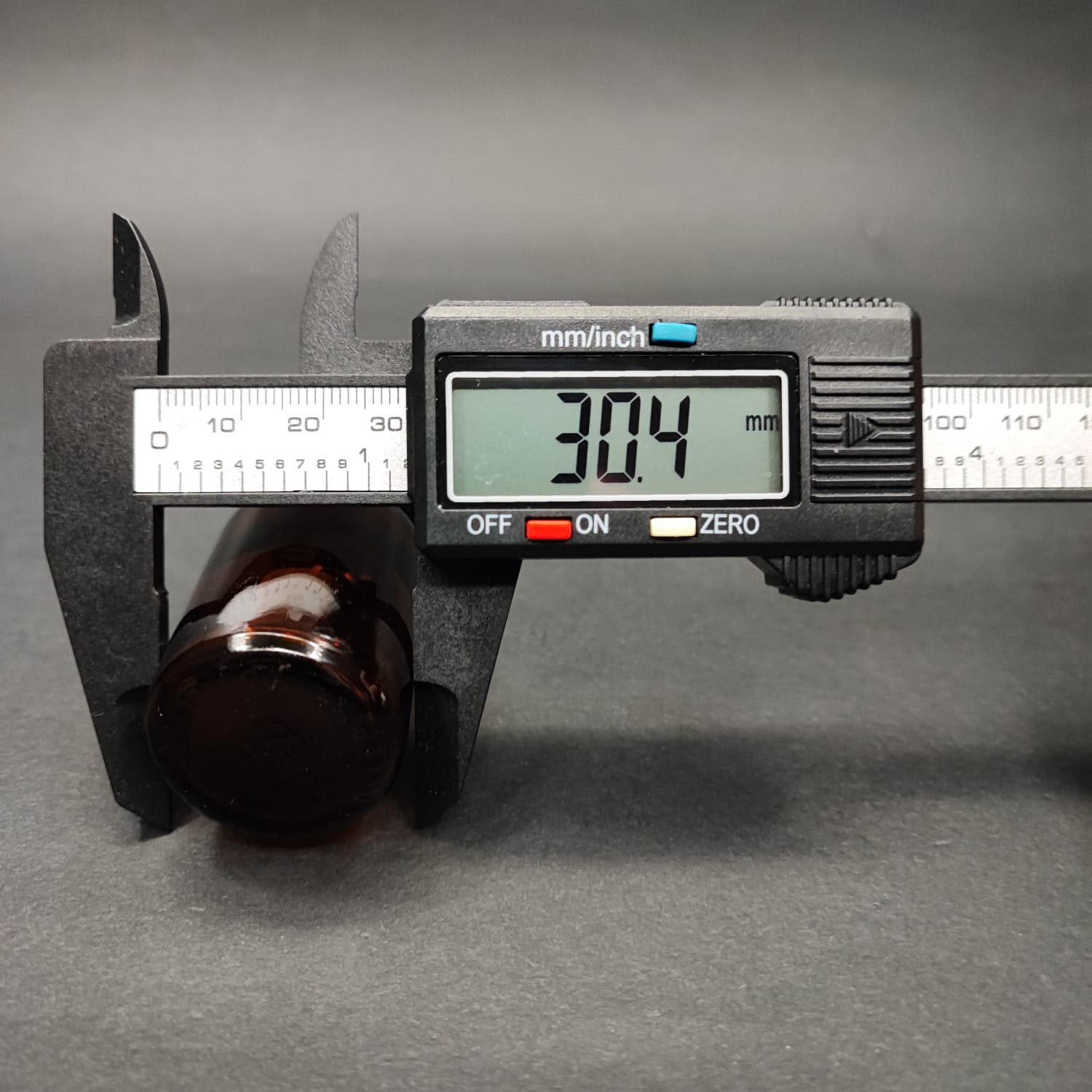 20 ML DOLUMU KOLAY, GENİŞ AĞIZLI İÇTEN DAMLALIKLI ŞİŞE (25 MM AĞIZ)  - 20 CC SİYAH CONTALI KAPAKLI İÇTEN DAMLALIKLI CAM ECZA ŞİŞESİ - AMBER KAHVERENGİ