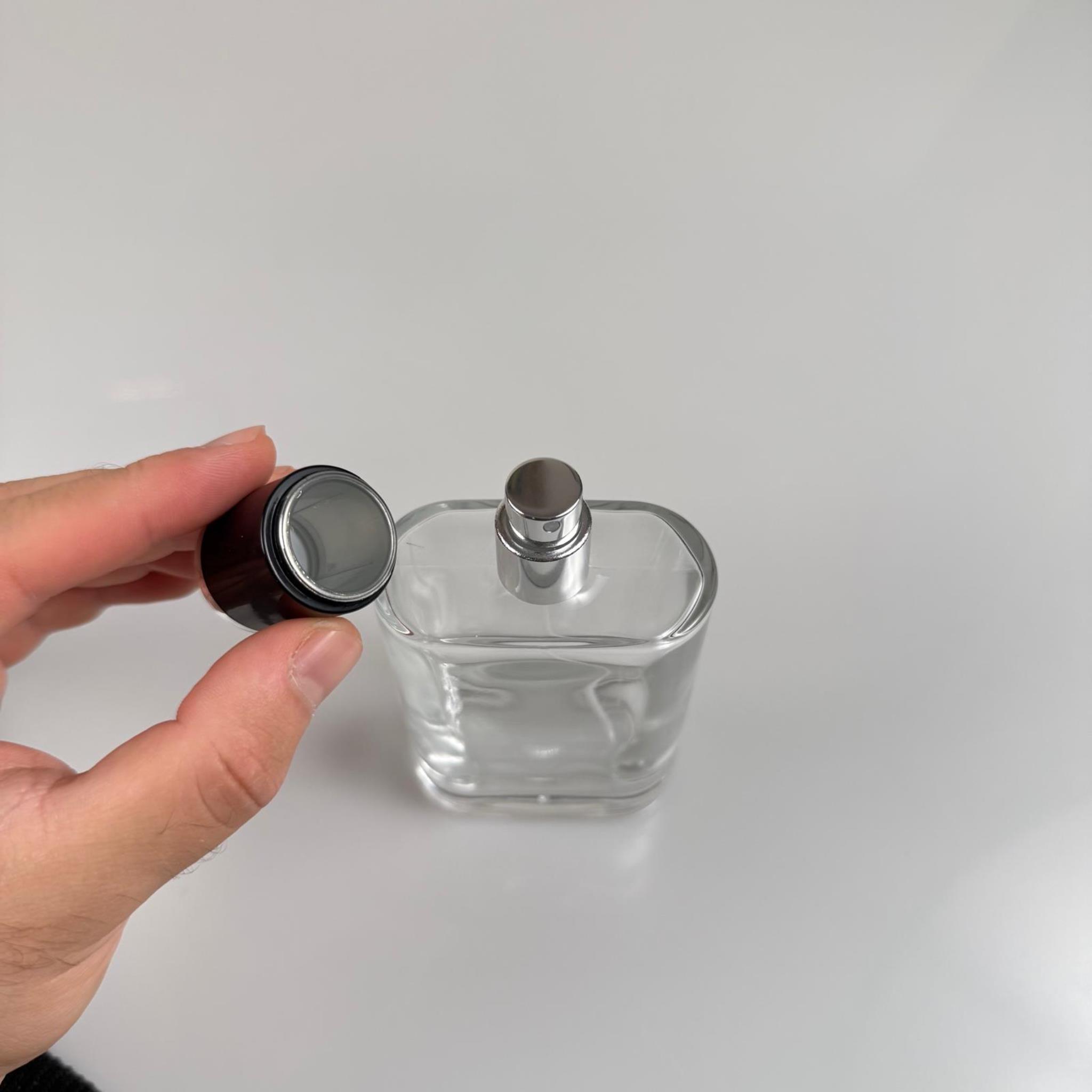 100 ML YASSI MODEL CEO PARFÜM ŞİŞESİ - GÜMÜŞ METAL SPREYLİ + GÜMÜŞ SİYAH KAPAKLI (AĞIZ 15 MM GEÇME KOLAY KAPAMA)