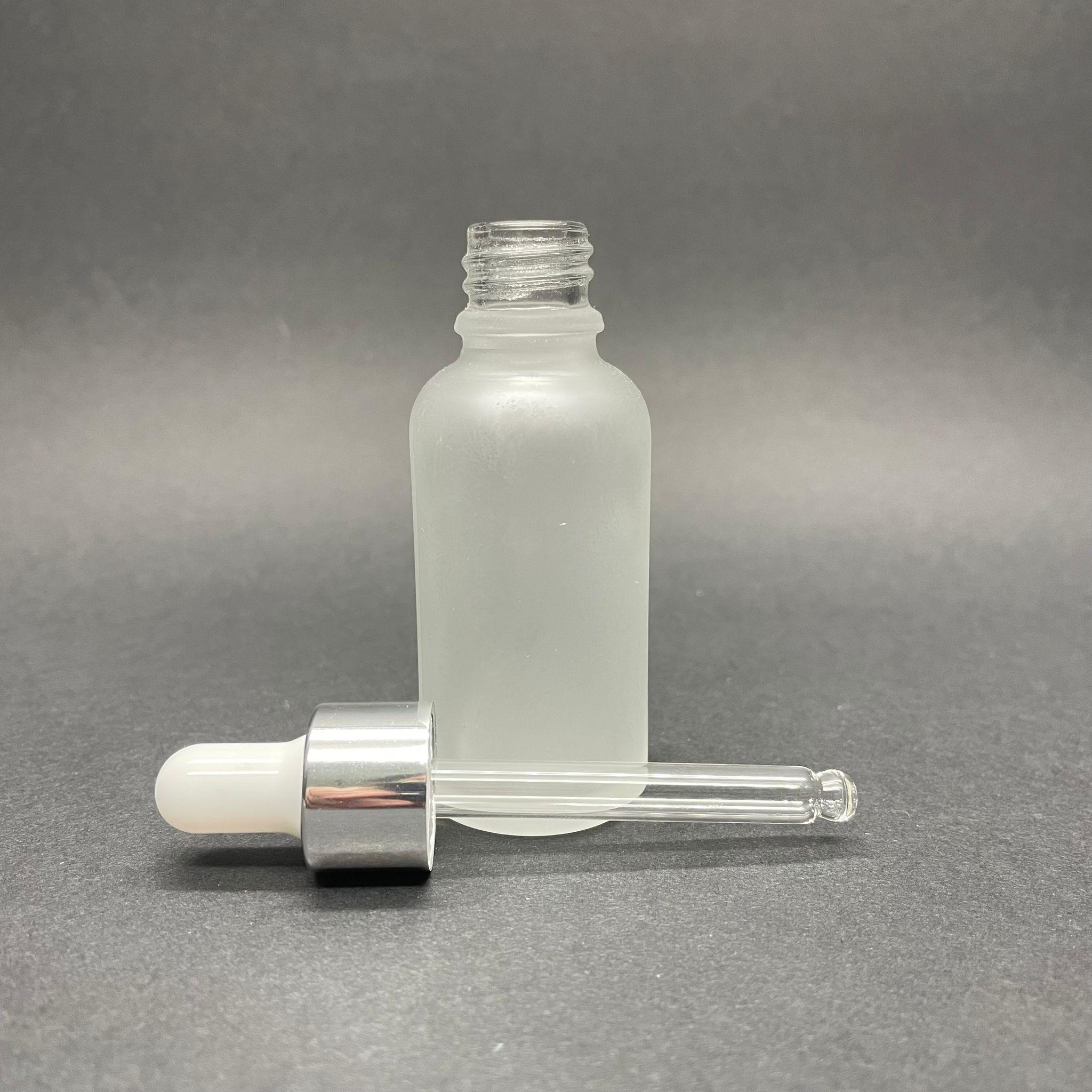 30 CC BUZLU CAM DAMLALIKLI ŞİŞE - BEYAZ EMZİK - GÜMÜŞ KAPAK - 30 ML BUZLU CAM DAMLALIKLI ŞİŞE - SERUM ŞİŞESİ DAMLALIKLI - SERUM ŞİŞESİ - TOPTAN DAMLALIKLI ŞİŞE