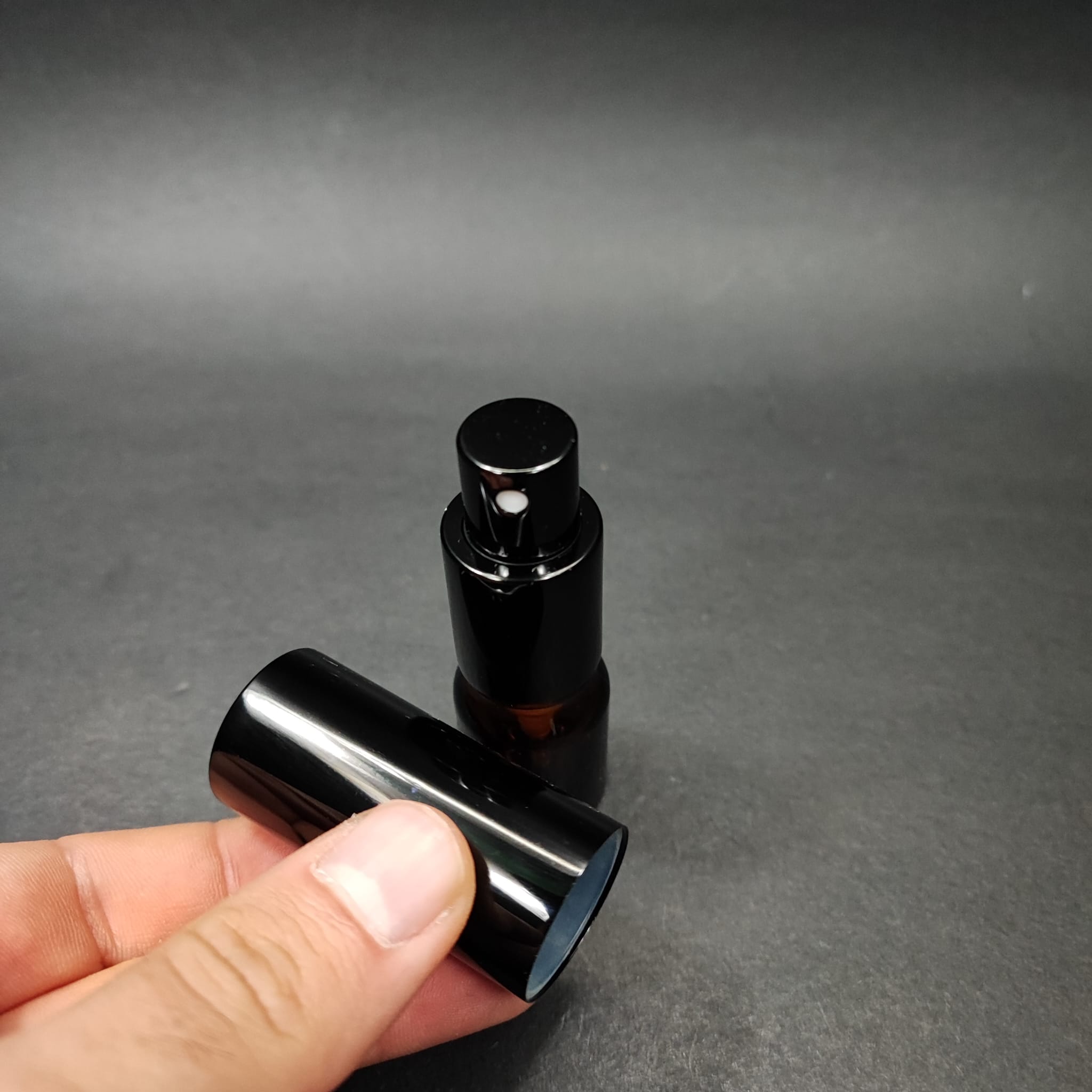 3 ML LÜKS VİDALI VALF ÇEVİRME PARFÜM ŞİŞELERİ - 3 CC AMBER CAM ŞİŞE - SİYAH METAL SPREYLİ KAPAKLI SET