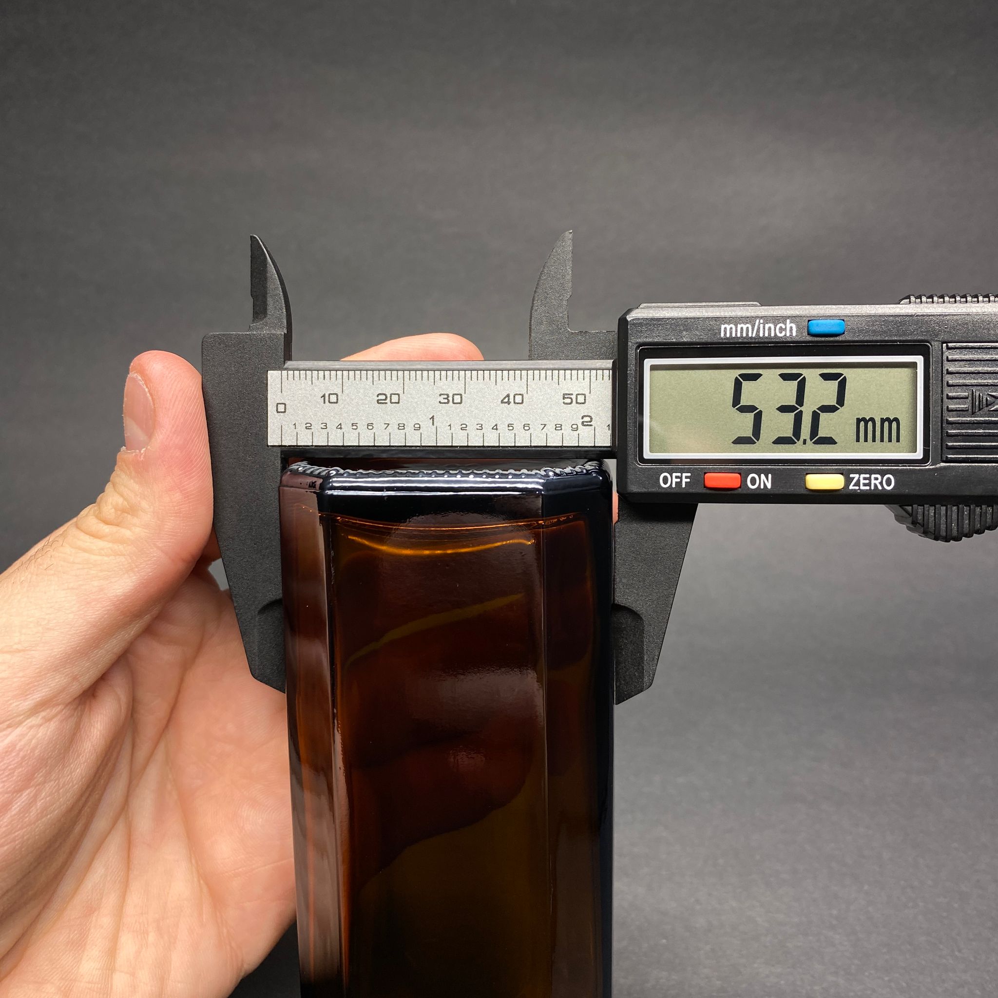 100 CC AMBER YASSI CAM ŞİŞE - SİYAH ASANSÖR AKITICILI KAPAKLI - 100 ML KAHVERENGİ YASSI MODEL CAM ŞİŞE